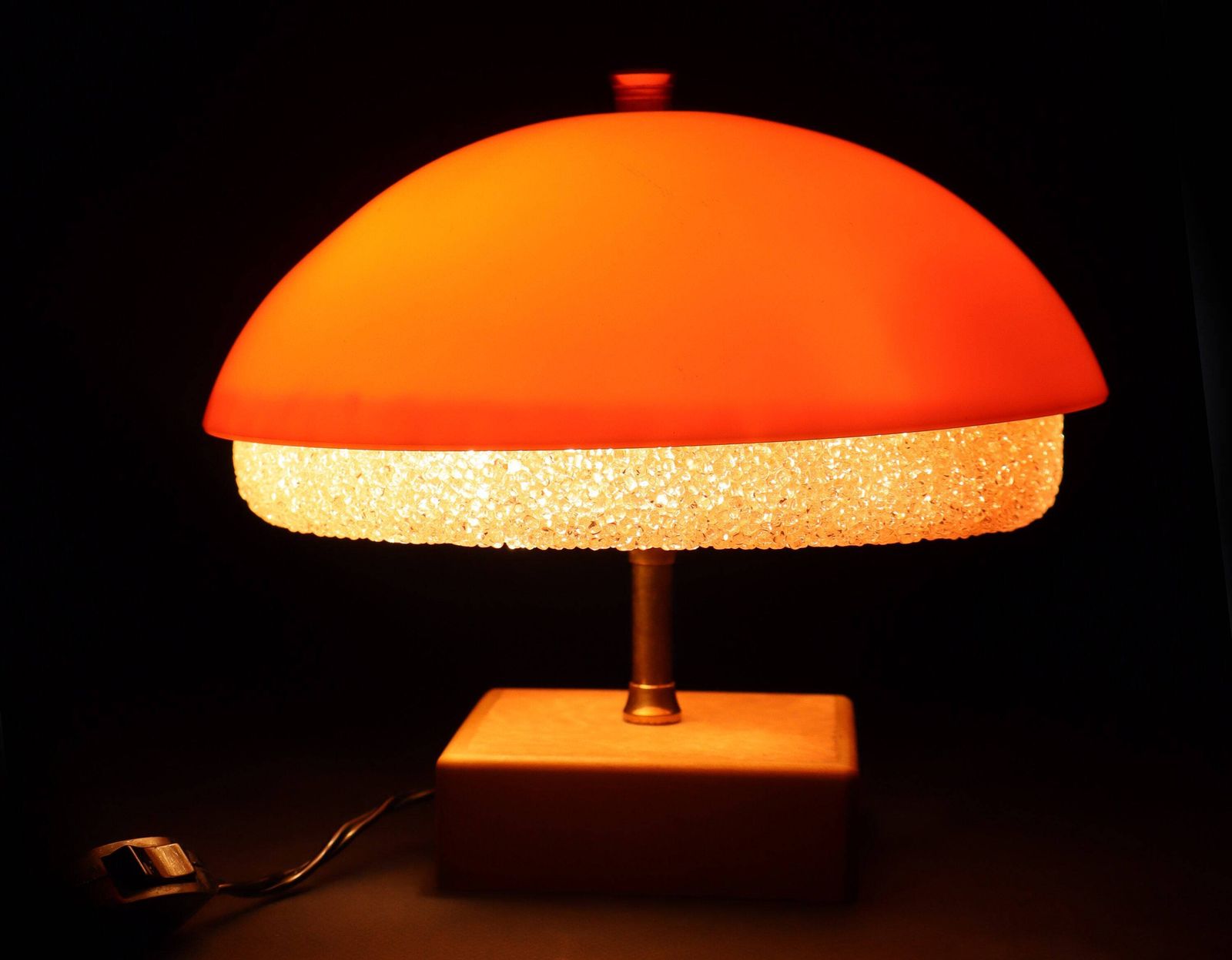 Petite lampe de table vintage française en forme de champignon, en acrylique orange et transparent photo for sale