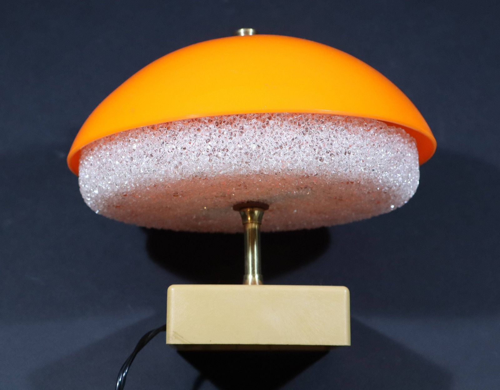189.0 Petite lampe de table vintage française en forme de champignon, en acrylique orange et transparent photo