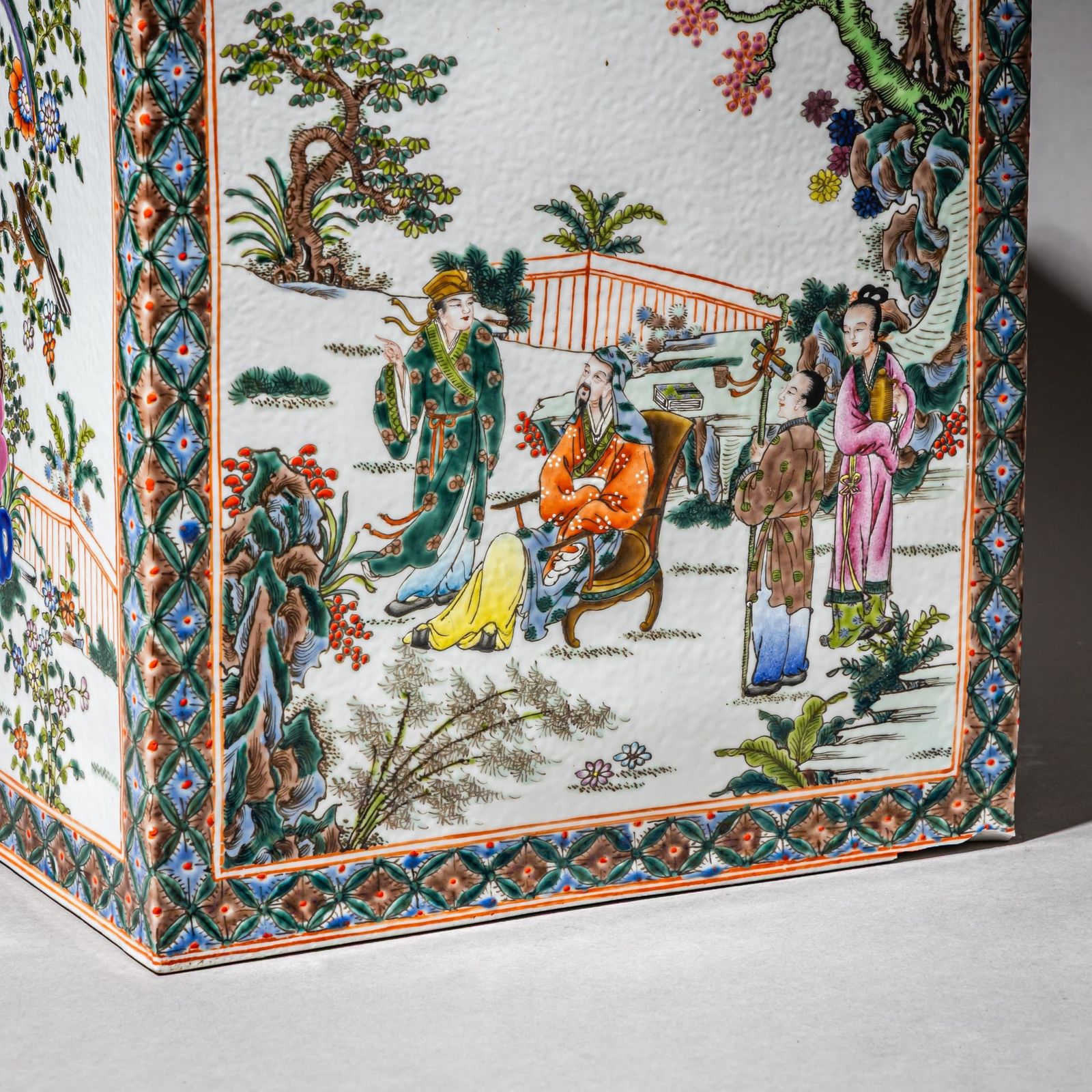 Paar grote Chinese exportporseleinen theehouders, Famille Rose, midden 20e eeuw photo furniture