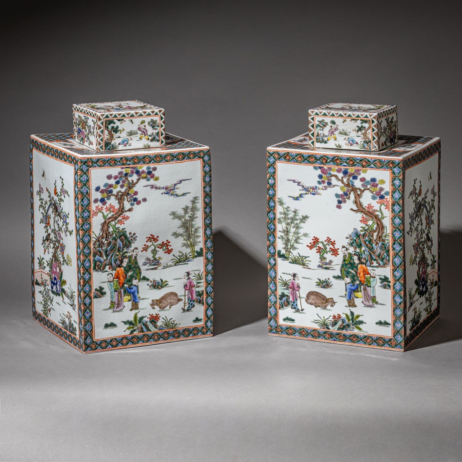 Paar grote Chinese exportporseleinen theehouders, Famille Rose, midden 20e eeuw photo vinterior