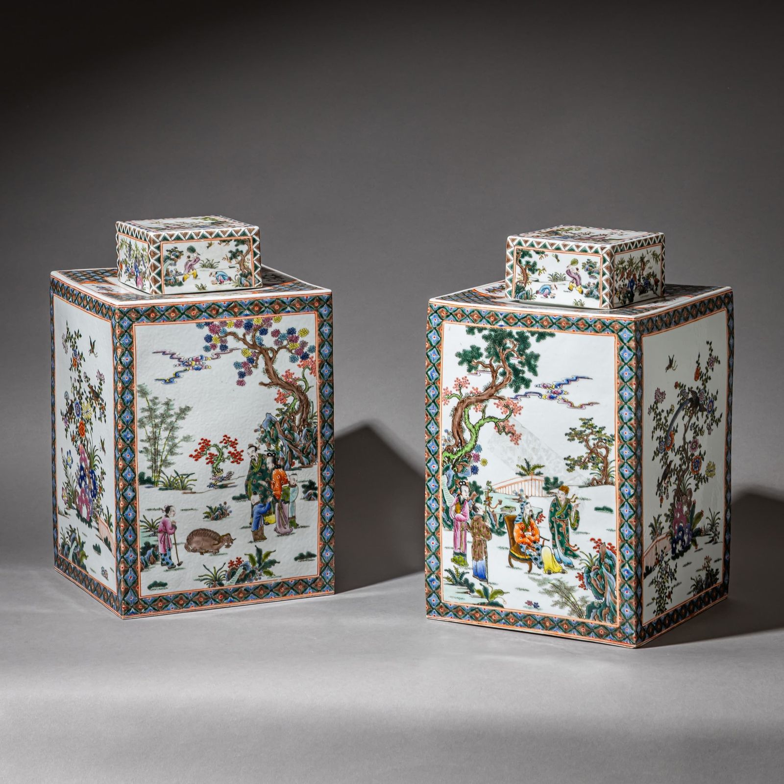Paar grote Chinese exportporseleinen theehouders, Famille Rose, midden 20e eeuw photo vintage