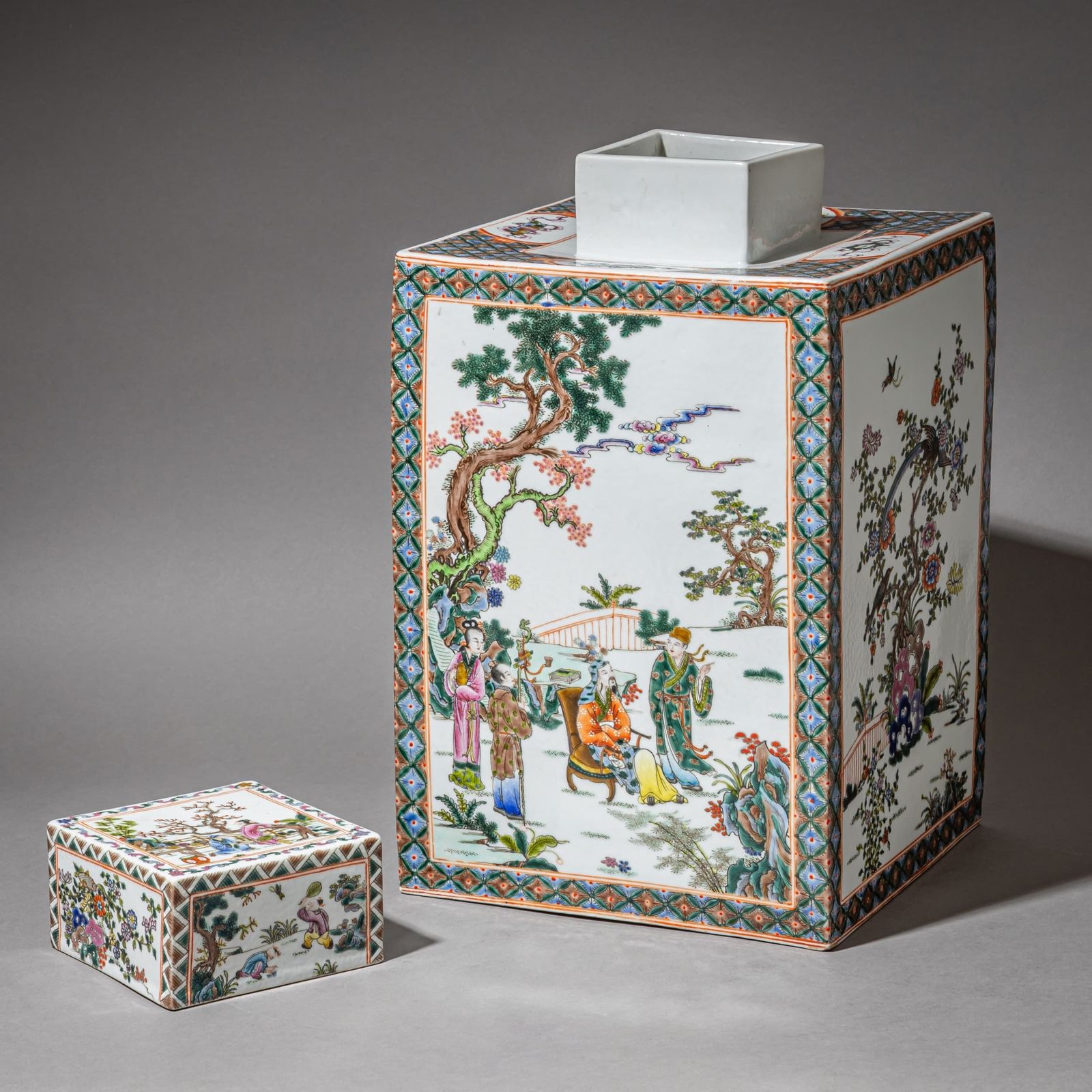 Woonaccessoires Paar grote Chinese exportporseleinen theehouders, Famille Rose, midden 20e eeuw photo