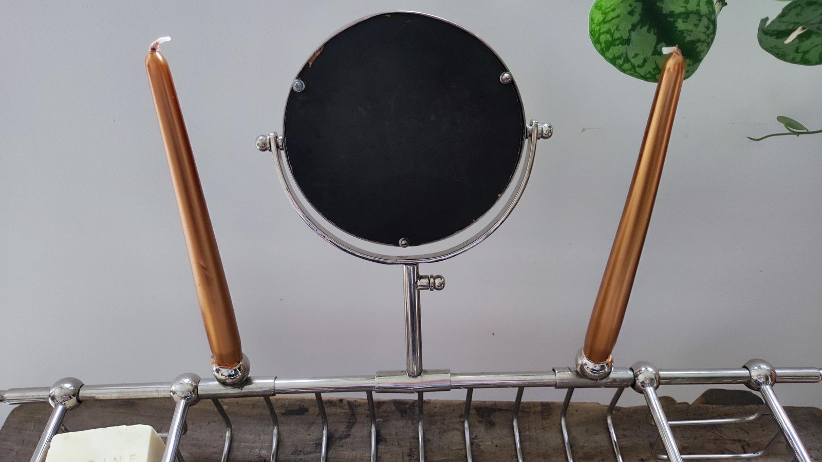 photo vinterior Tablette de bain d'époque française avec miroir et bougeoirs