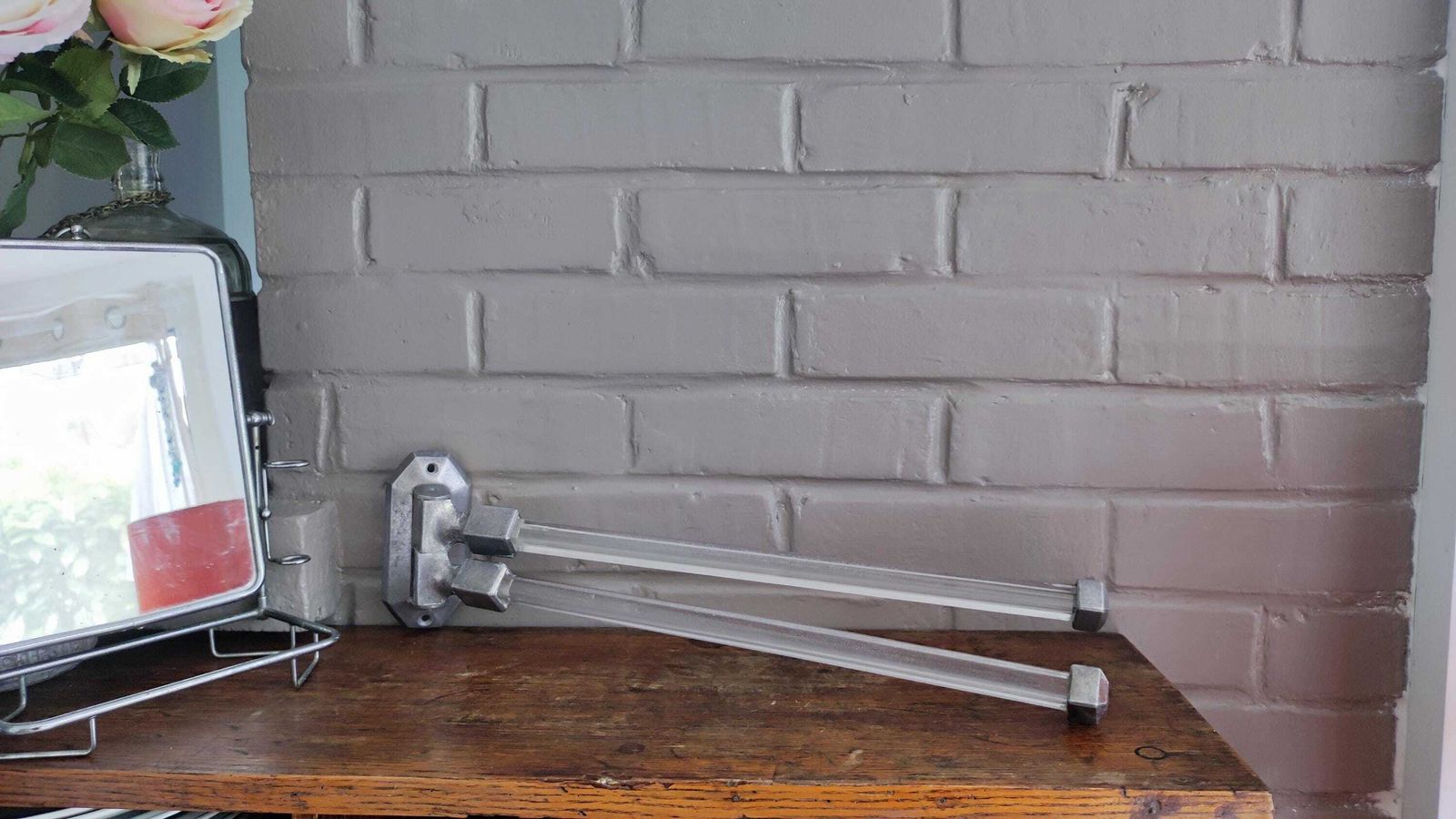 Porte-serviettes mural d'époque français à tiges en verre pivotantes