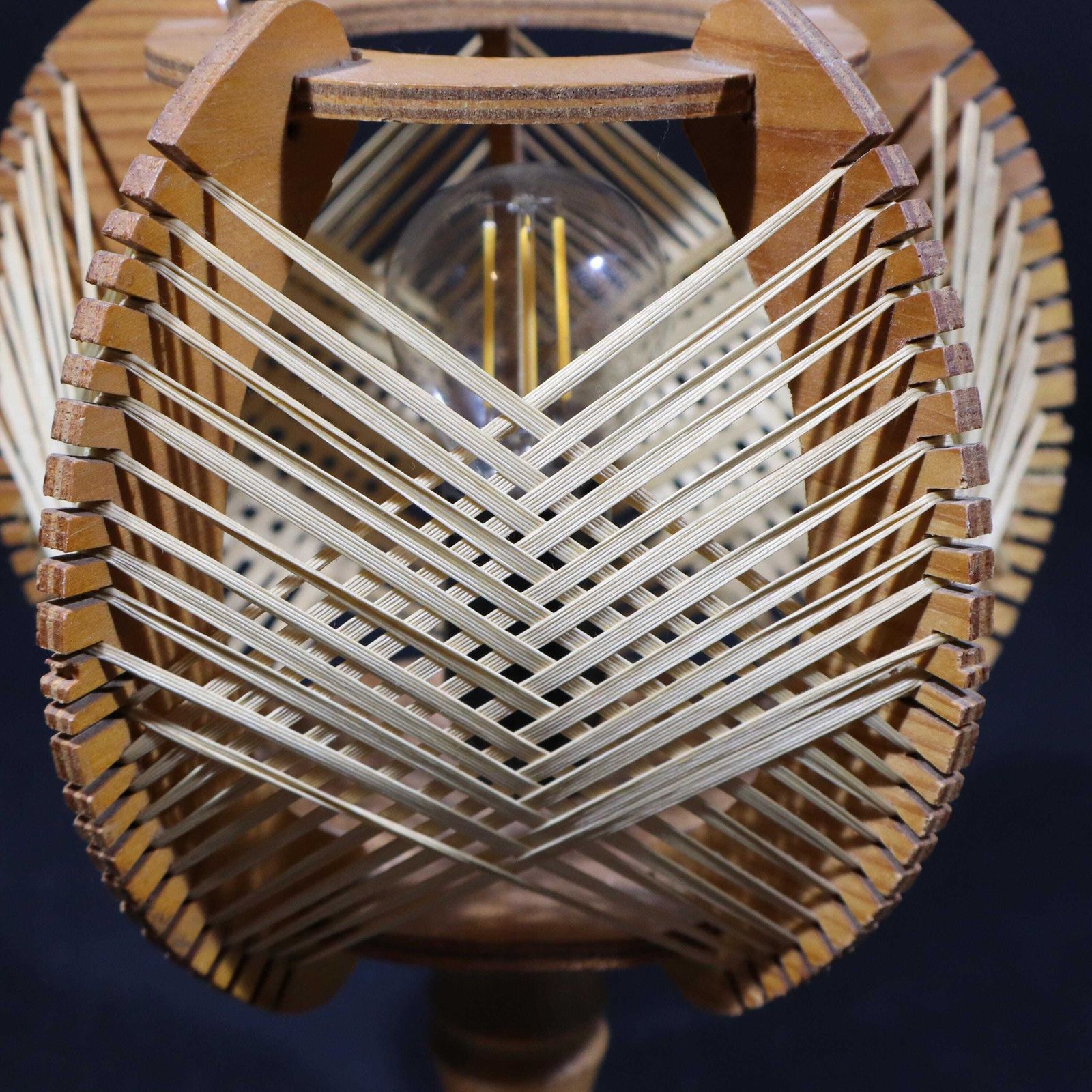 130.0 Lampe de table vintage portugaise en bois et cannage tressé, années 1960 photo