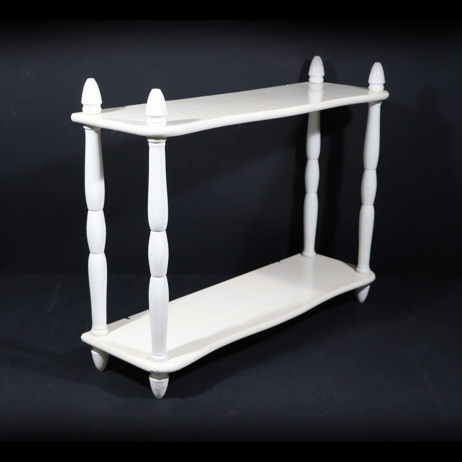 Étagère murale d'époque française en bois peint blanc avec colonnettes à fuseau photo for sale