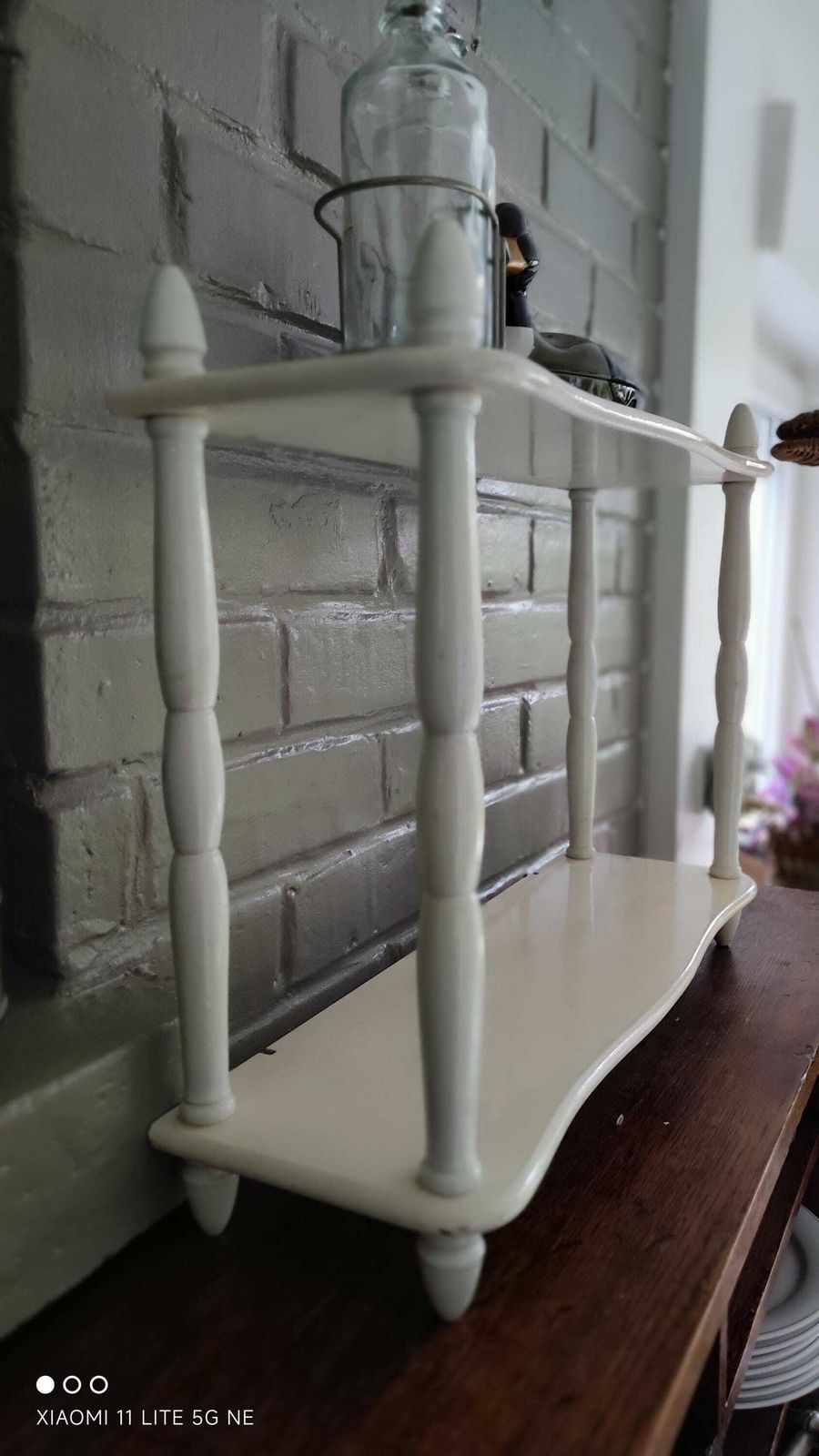 photo for sale Étagère murale d'époque française en bois peint blanc avec colonnettes à fuseau