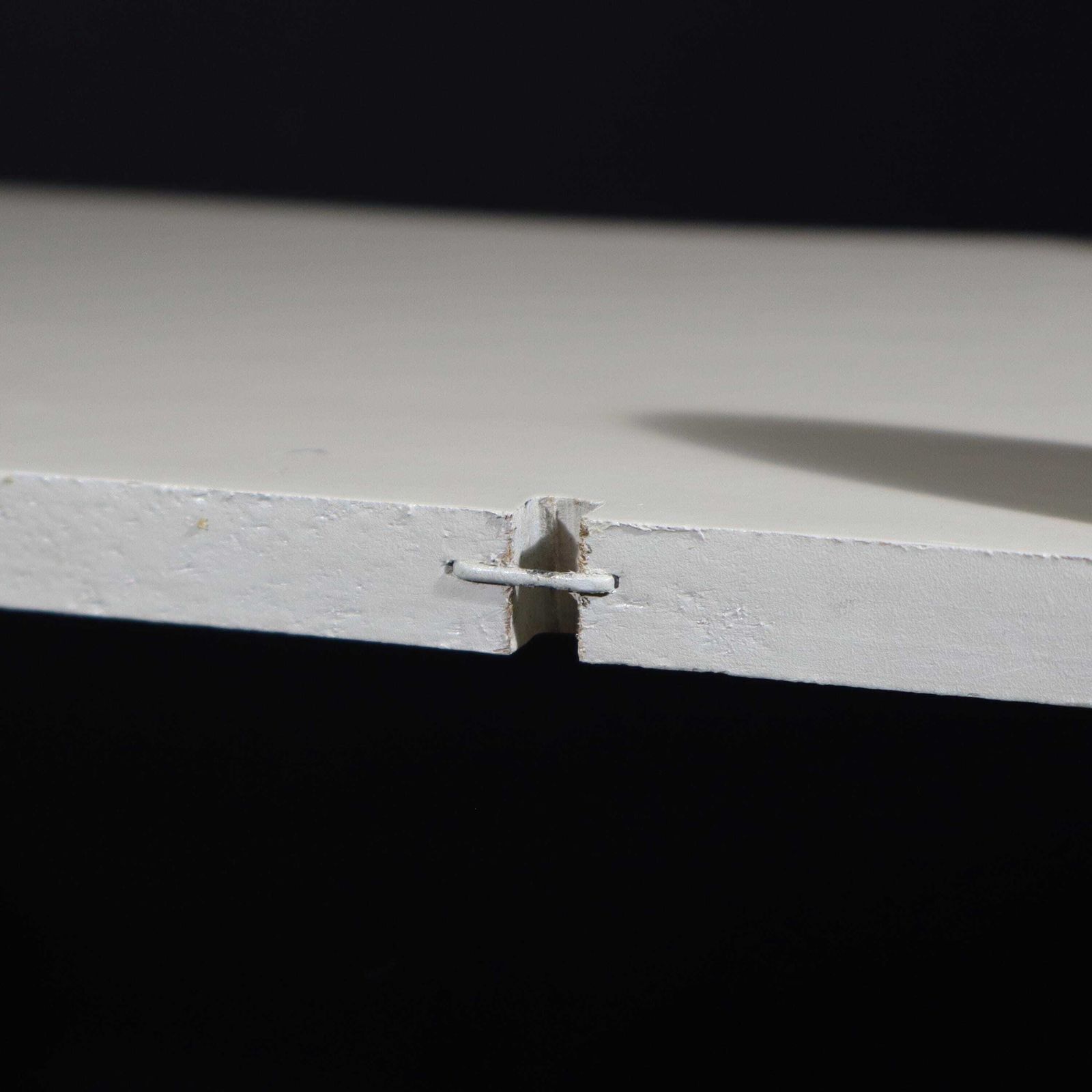 151.0 Étagère murale d'époque française en bois peint blanc avec colonnettes à fuseau photo