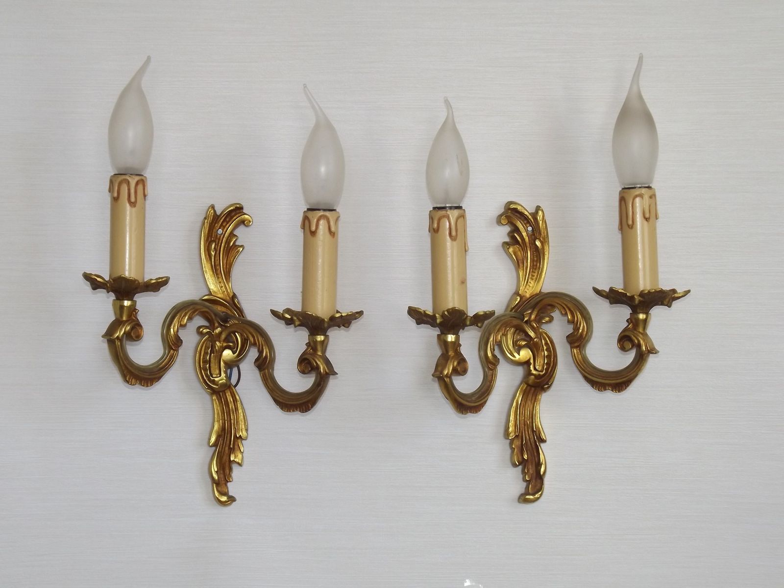 Stijlvolle vintage Franse bronzen dubbele wandlampen met acanthusbladdetail