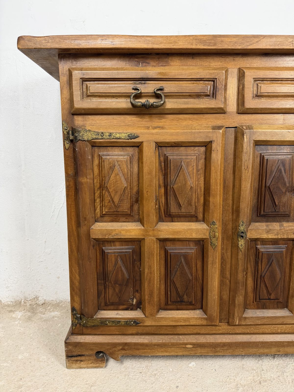 Spaans rustiek walnoten dressoir met drie lades photo Meubels