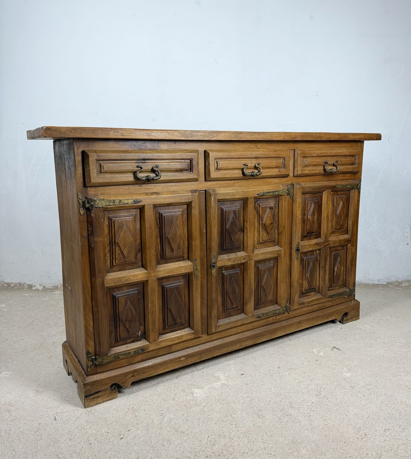 Spaans rustiek walnoten dressoir met drie lades photo buy