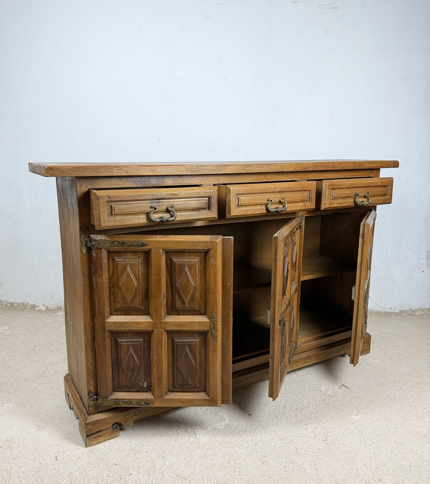 Meubels Spaans rustiek walnoten dressoir met drie lades photo