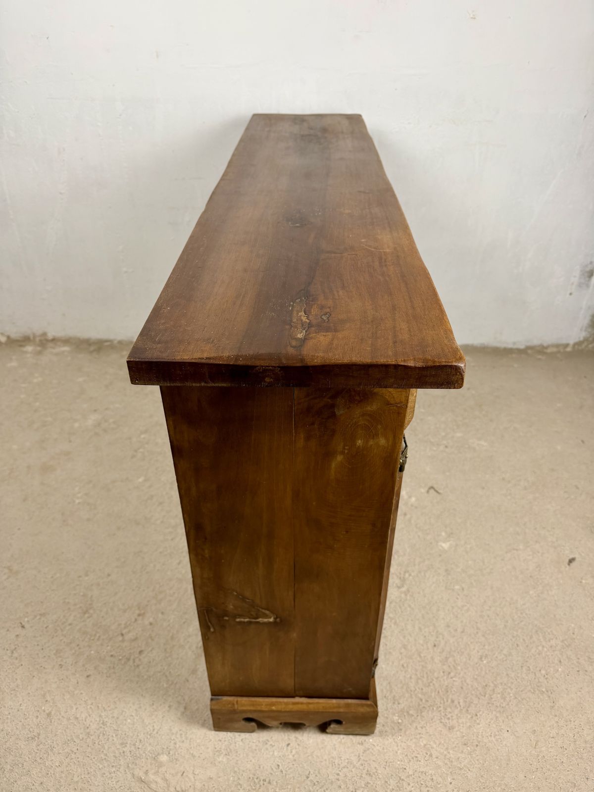 photo vinterior Spaans rustiek walnoten dressoir met drie lades
