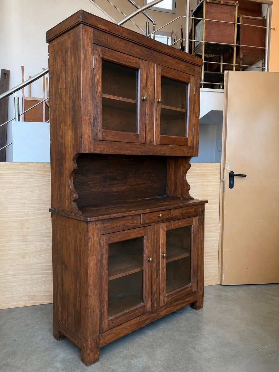 Vaisselier rustique espagnol en bois massif, style campagne, avec portes vitrées photo furniture