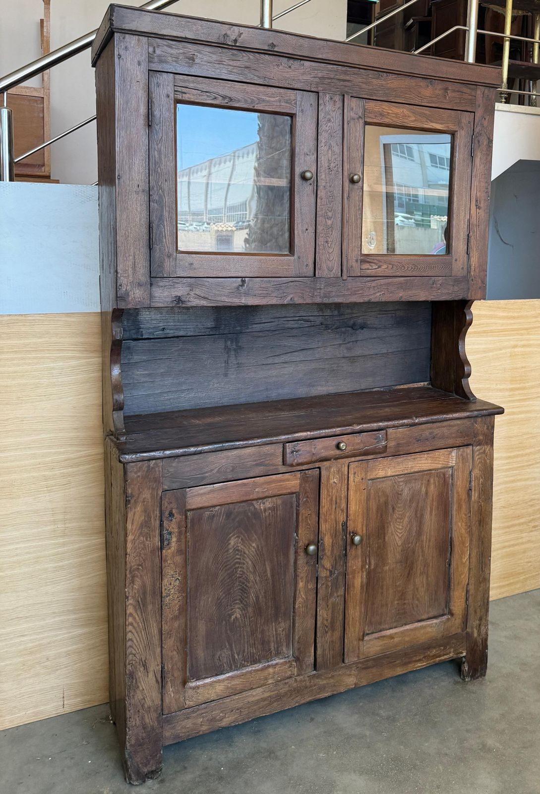 photo furniture Vaisselier rustique espagnol en bois massif, style campagne, avec portes vitrées
