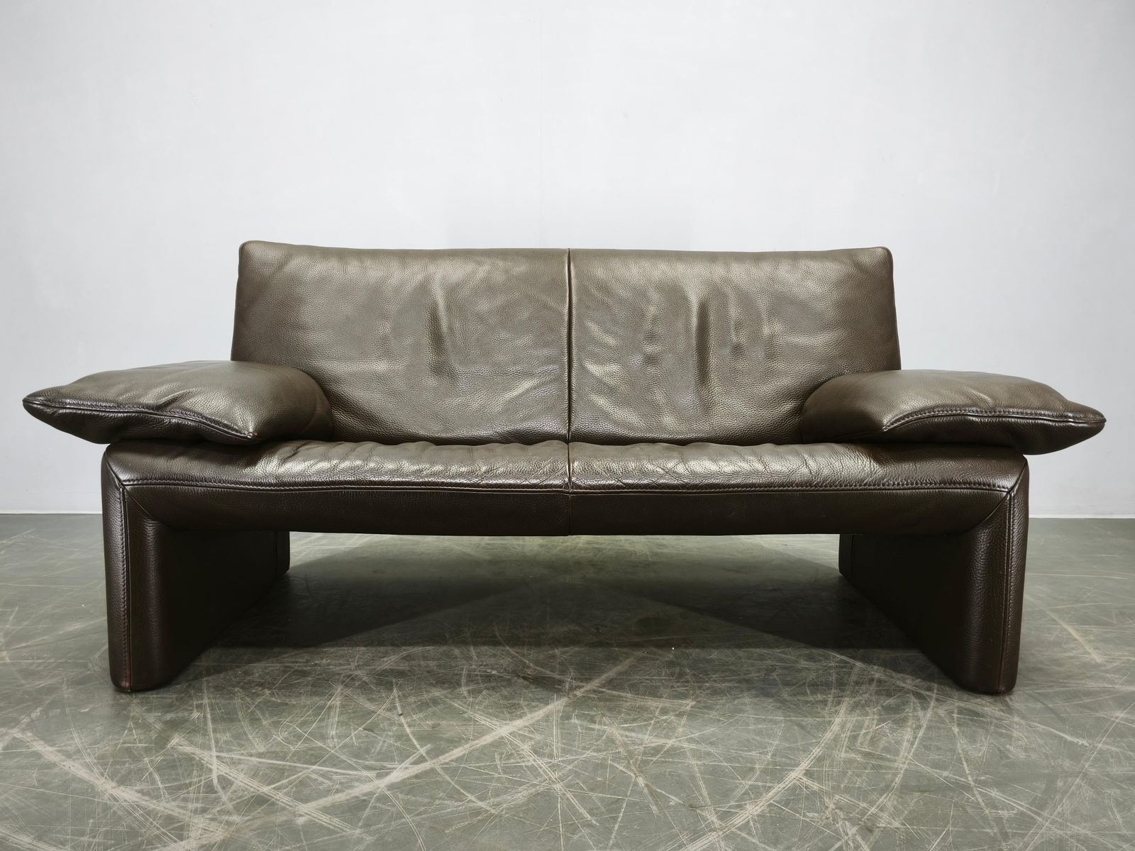 Jori donkerbruin lederen tweezitsbank, België, jaren 1990 photo furniture