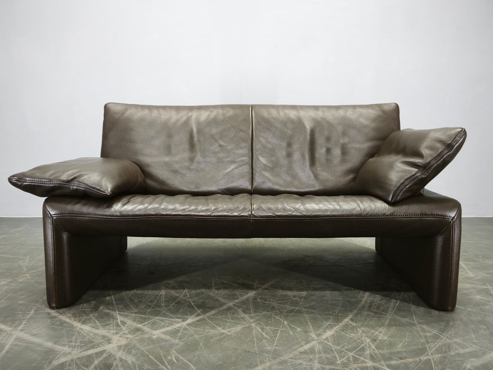 photo furniture Jori donkerbruin lederen tweezitsbank, België, jaren 1990