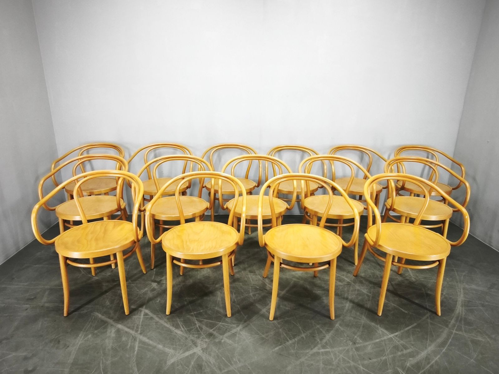 Ton Model 209 Bentwood eetkamerfauteuils, Tsjechië, jaren 2000 photo furniture