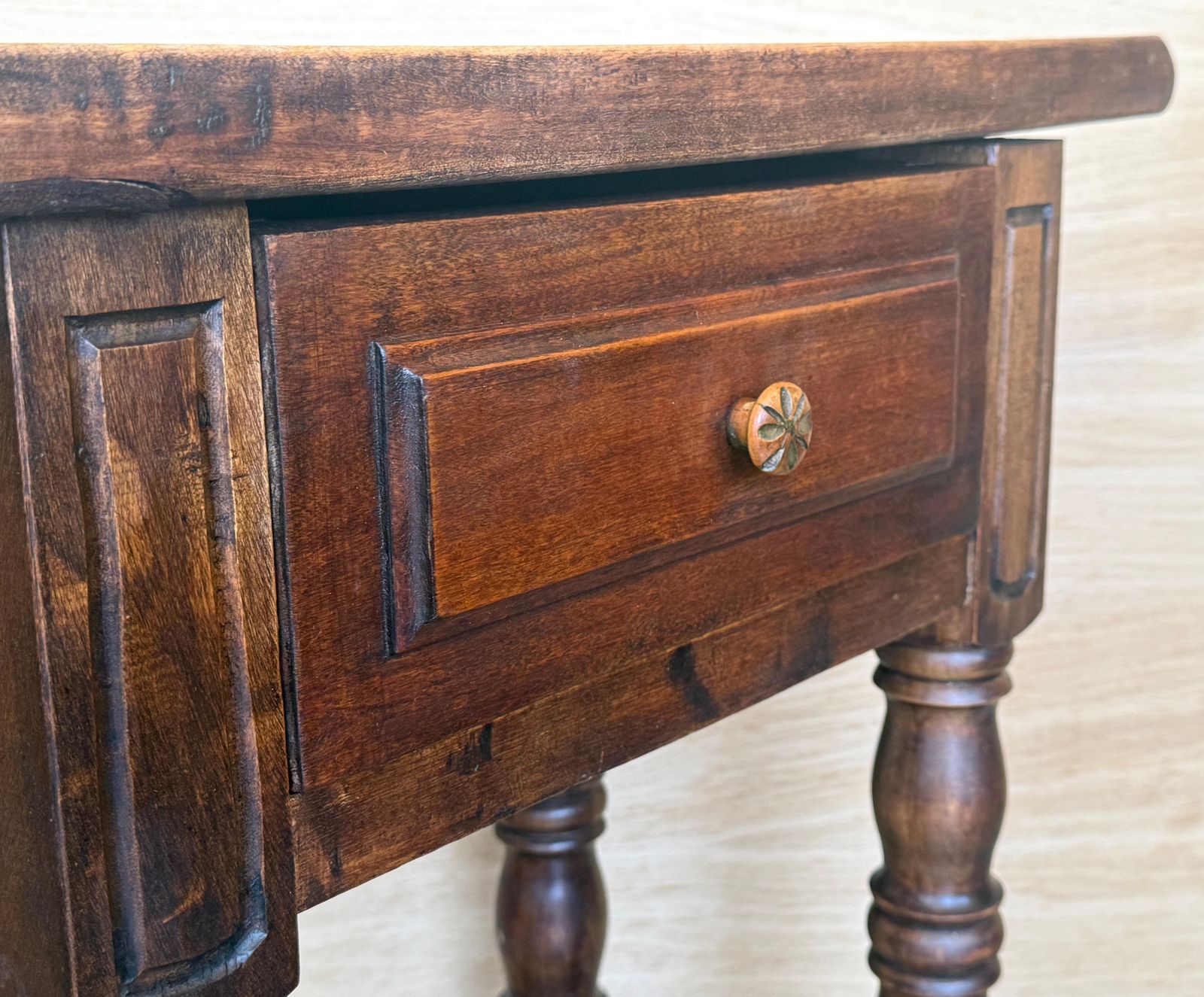 Mobilier Paire de tables d'appoint espagnoles en bois massif avec tiroir de rangement photo