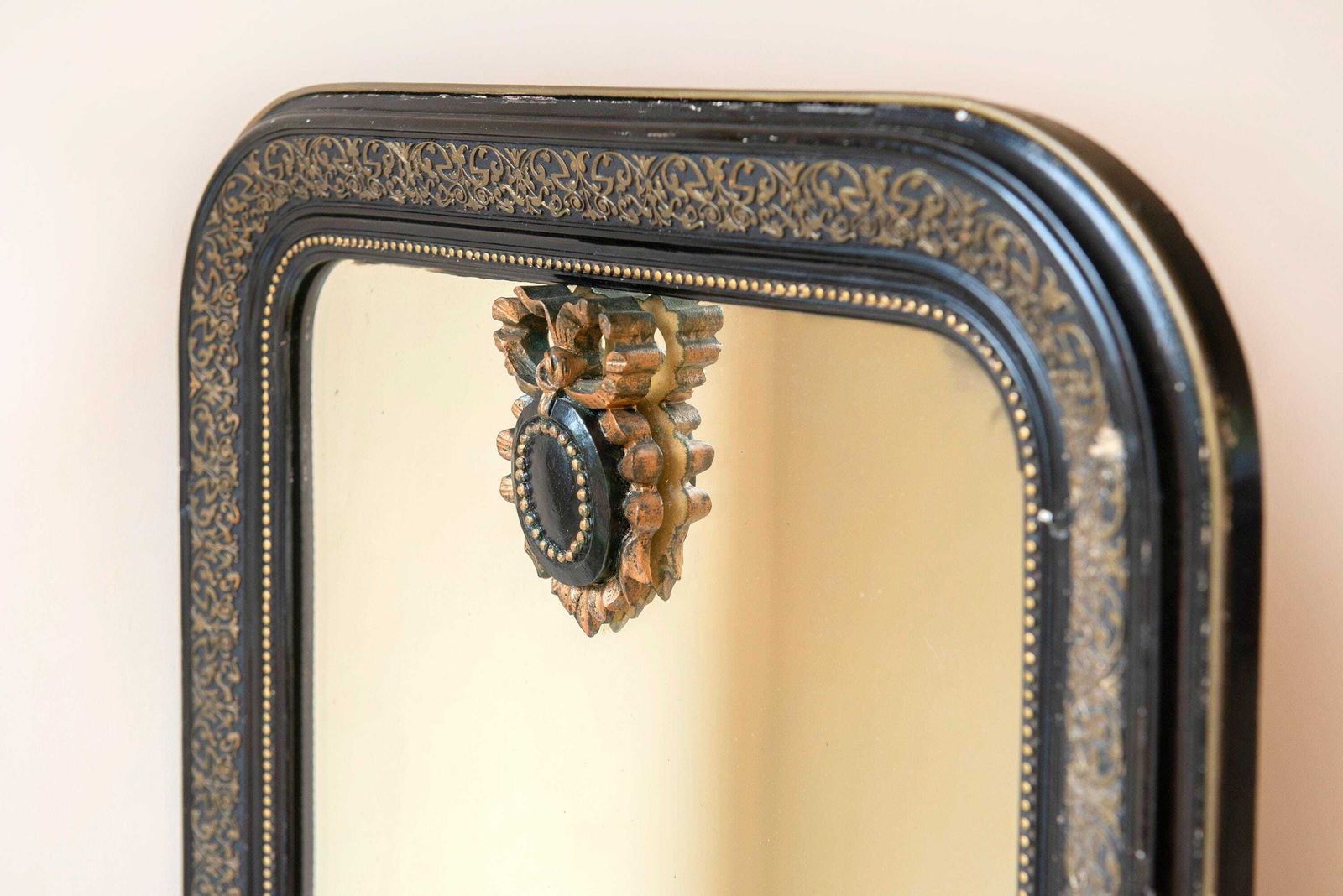Antieke Franse boogvormige spiegel | Zwart-gouden Louis Philippe wandspiegel | Napoleon III-stijl verguld houten spiegel | Grote Europese spiegel photo 586.0