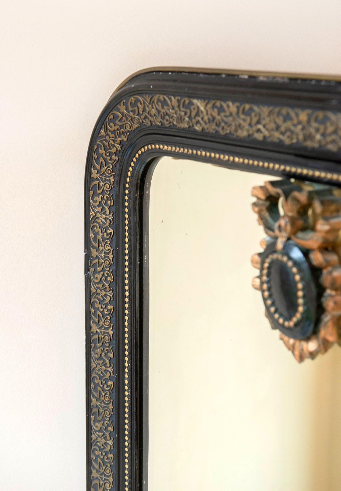 Woonaccessoires Antieke Franse boogvormige spiegel | Zwart-gouden Louis Philippe wandspiegel | Napoleon III-stijl verguld houten spiegel | Grote Europese spiegel photo