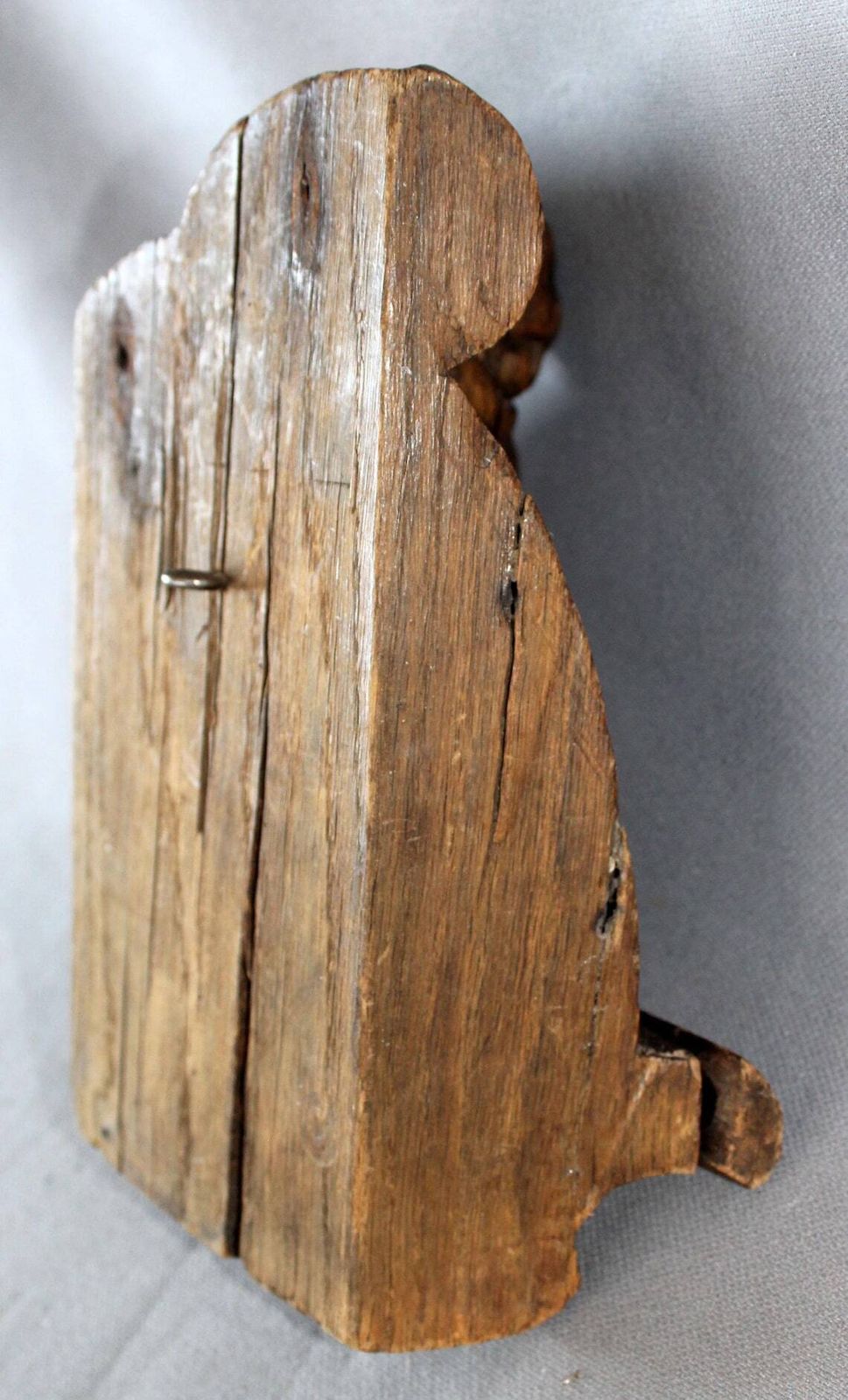 130.0 Groot antiek houten ornament in de vorm van een slangenkop met tanden die een appel of granaatappel eet, driedimensionaal, handgesneden, gotische architectuur photo