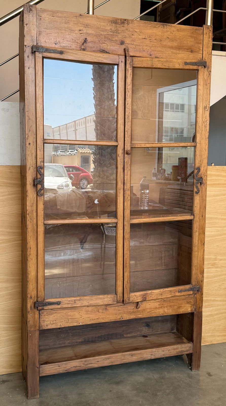 Vitrine d'époque rustique en bois récupéré avec portes coulissantes en verre photo Mobilier