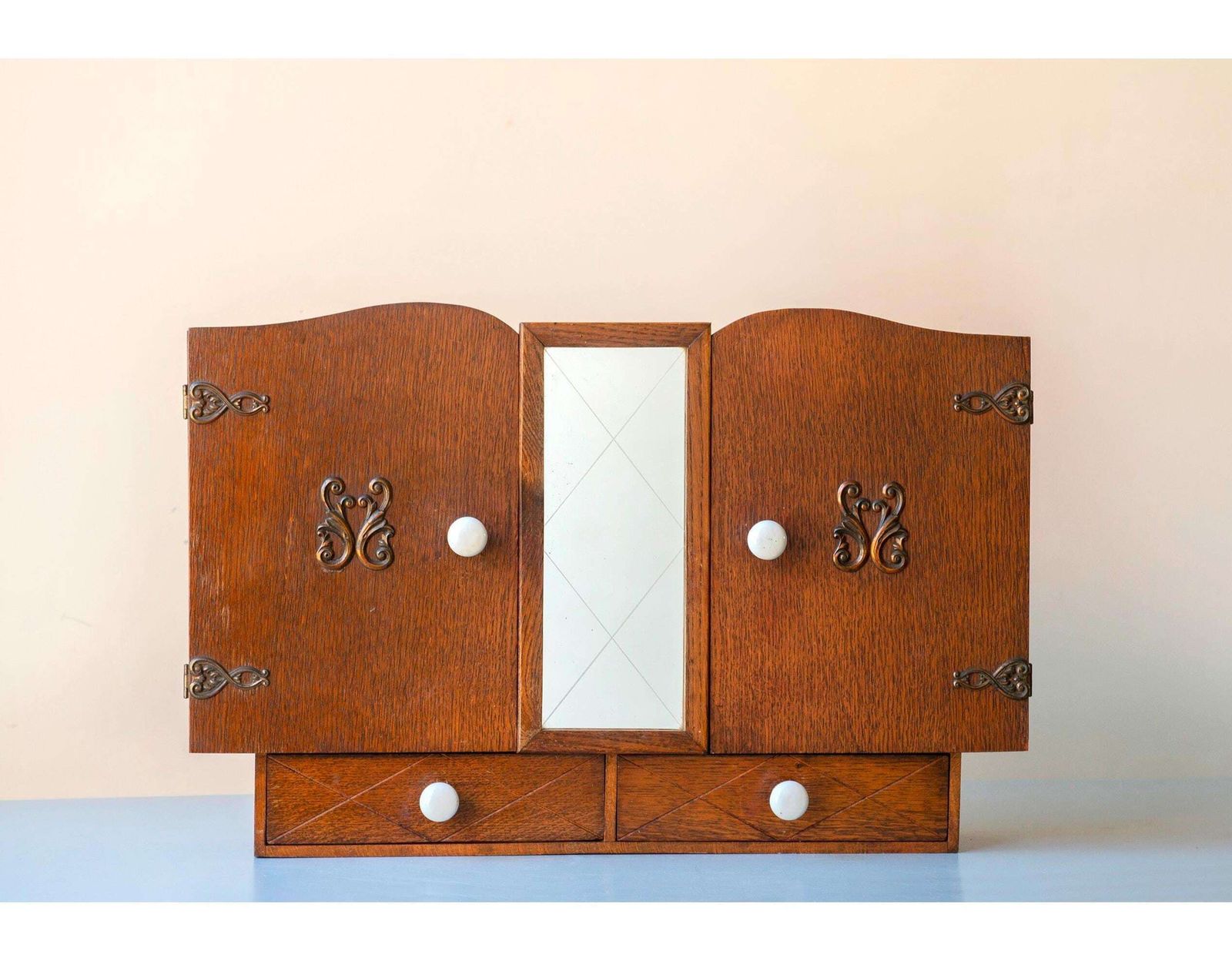 Vintage Eiken Wandkast Met Spiegel – Europese Badkamerkast Uit De Jaren 1930 – Houten Hangkast Met Emaille Knopen