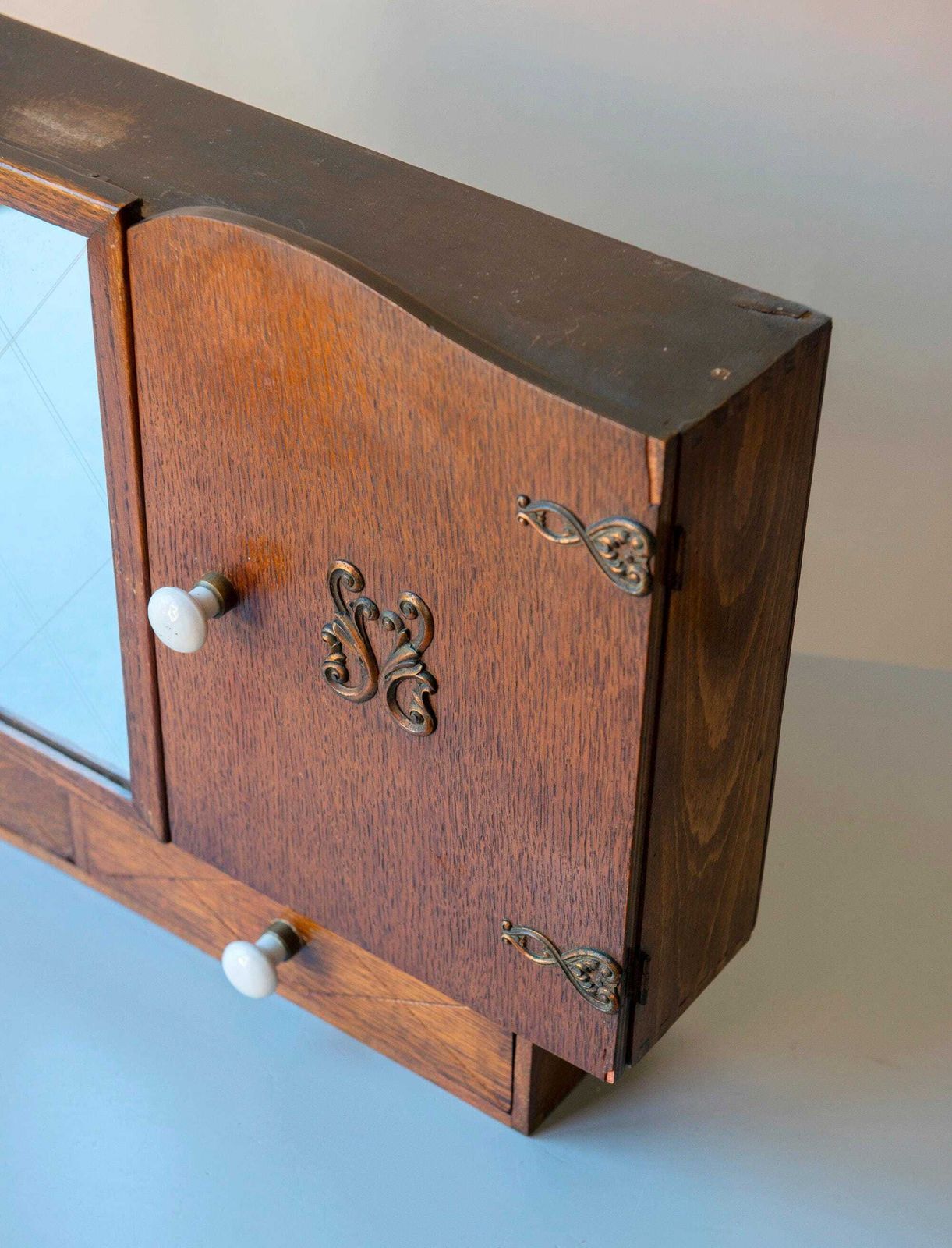 Vintage Eiken Wandkast Met Spiegel – Europese Badkamerkast Uit De Jaren 1930 – Houten Hangkast Met Emaille Knopen photo Meubels