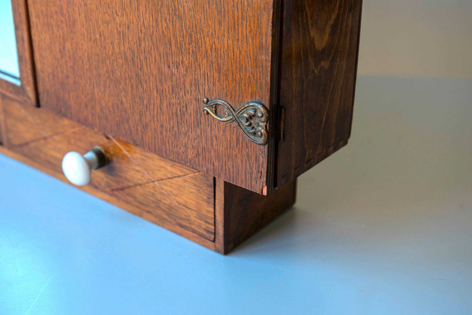 photo for sale Vintage Eiken Wandkast Met Spiegel – Europese Badkamerkast Uit De Jaren 1930 – Houten Hangkast Met Emaille Knopen