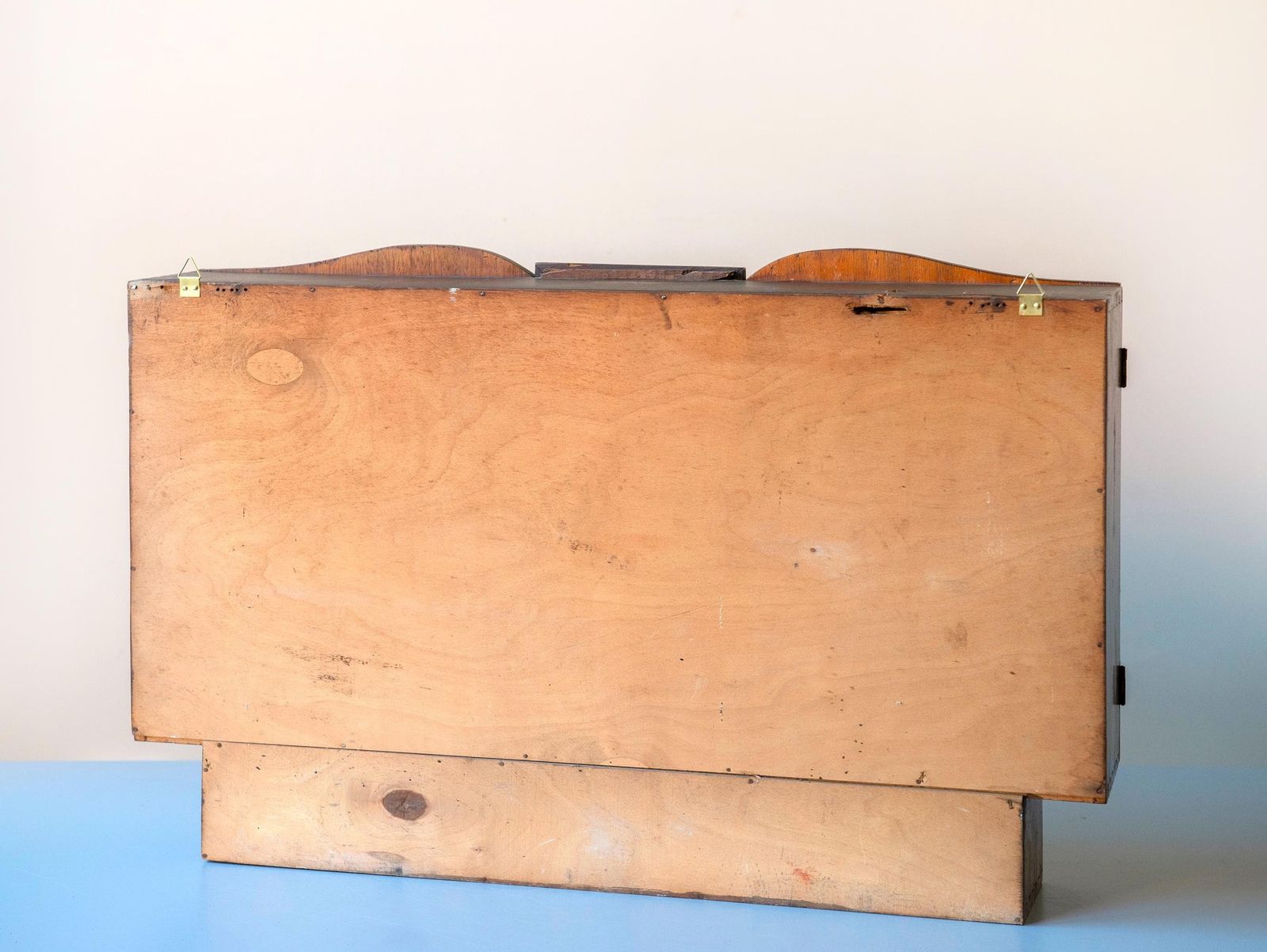 266.0 Vintage Eiken Wandkast Met Spiegel – Europese Badkamerkast Uit De Jaren 1930 – Houten Hangkast Met Emaille Knopen photo