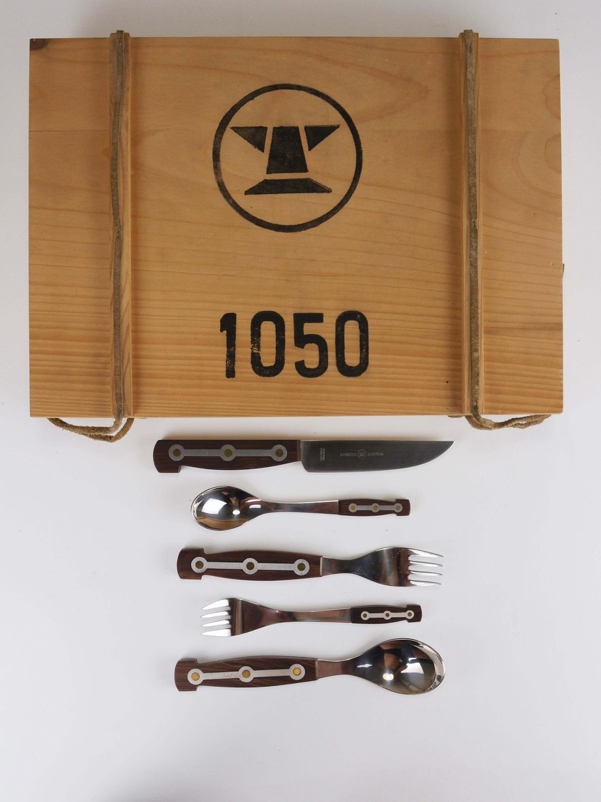 Ongebruikt, in originele doos – Amboss 1050 bestek, 32 delig / 6 personen, Oostenrijk, ca. jaren 1950 photo furniture