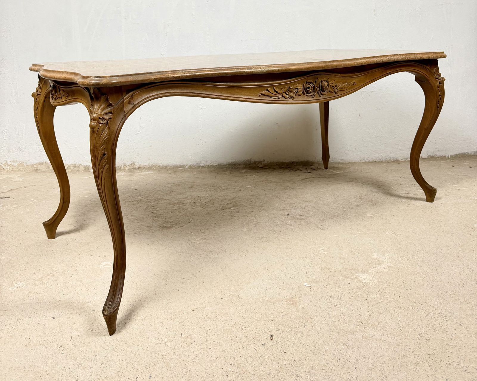 Franse Louis XV-stijl salontafel met marmeren blad, midden 20e eeuw photo vintage