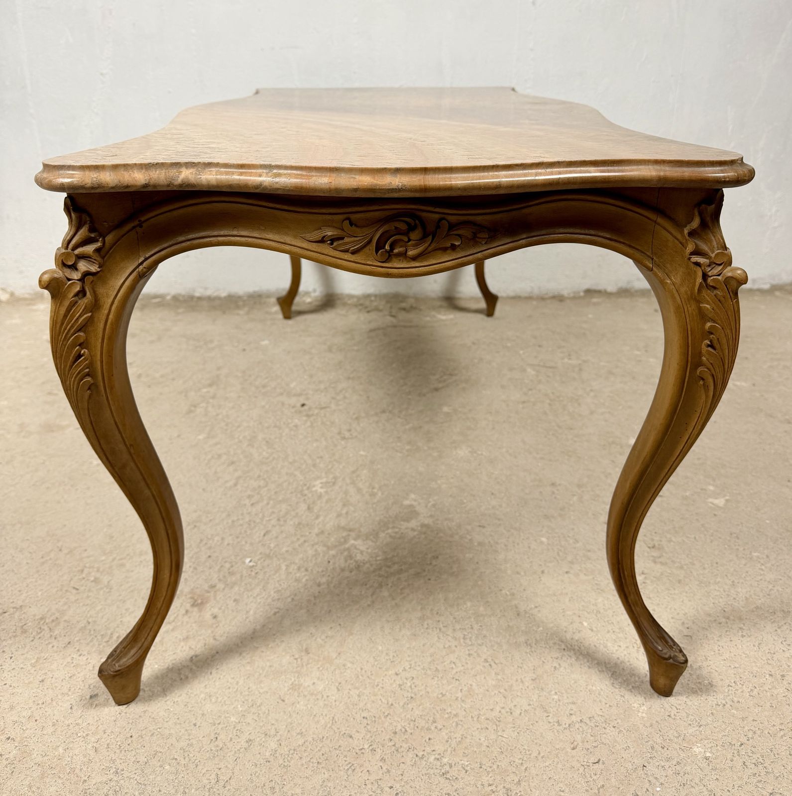 photo for sale Franse Louis XV-stijl salontafel met marmeren blad, midden 20e eeuw