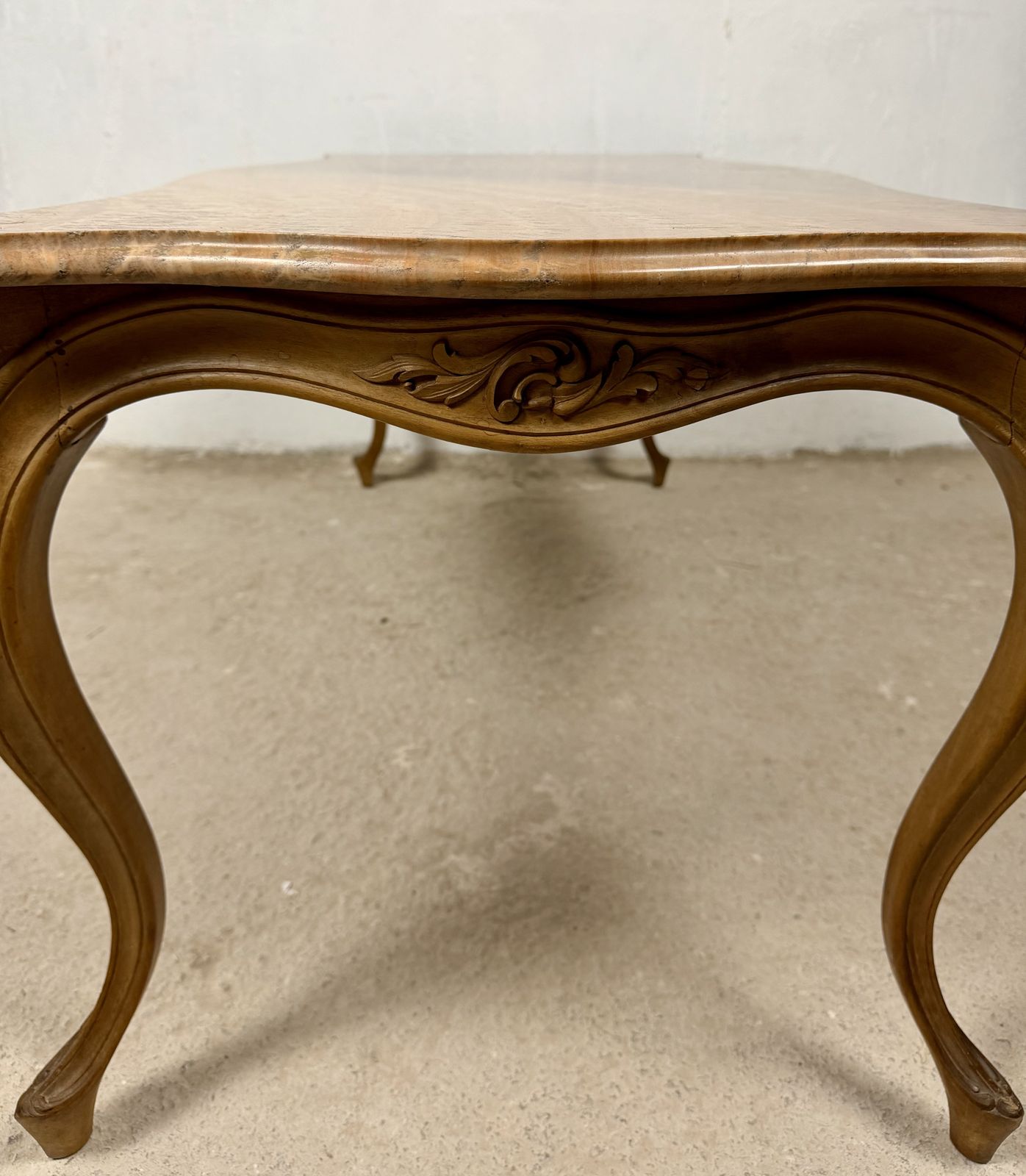 2120.0 Franse Louis XV-stijl salontafel met marmeren blad, midden 20e eeuw photo