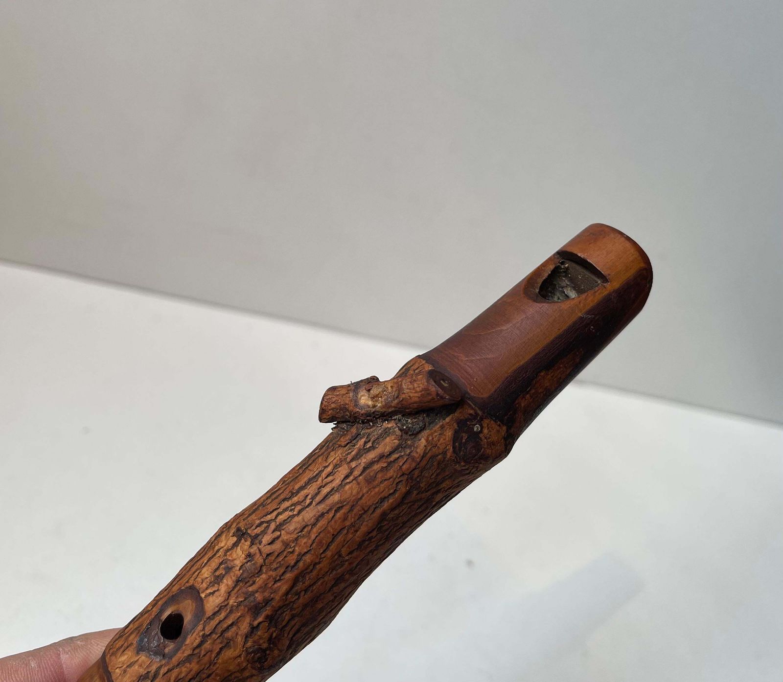 Sifflet à oiseau suisse d'époque, rustique, en bois de cèdre sculpté à la main photo vinterior