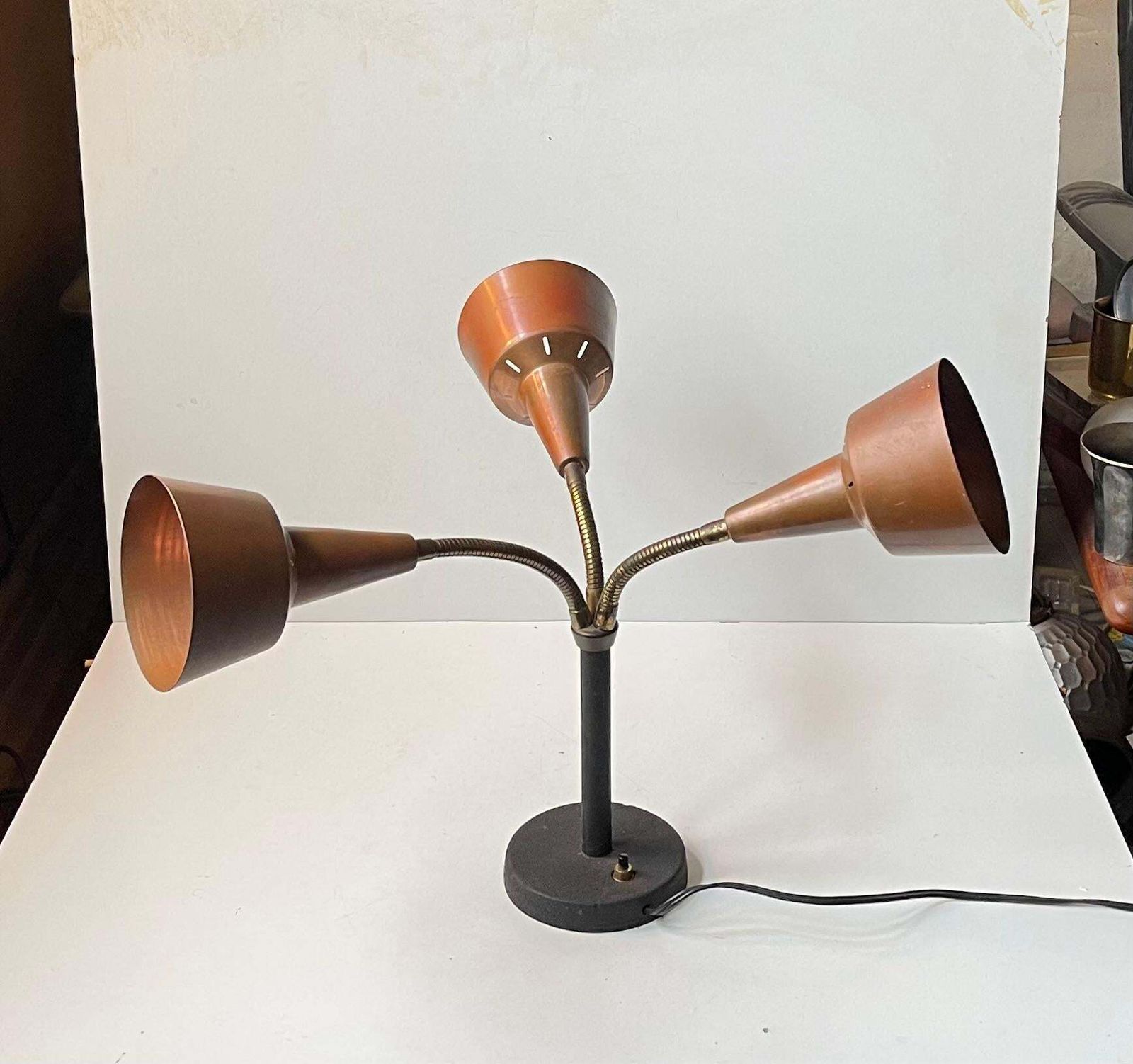 Mid-Century Tafellamp met Drie Kappen in Koper door E. S. Horn, ca. jaren 1950 photo furniture