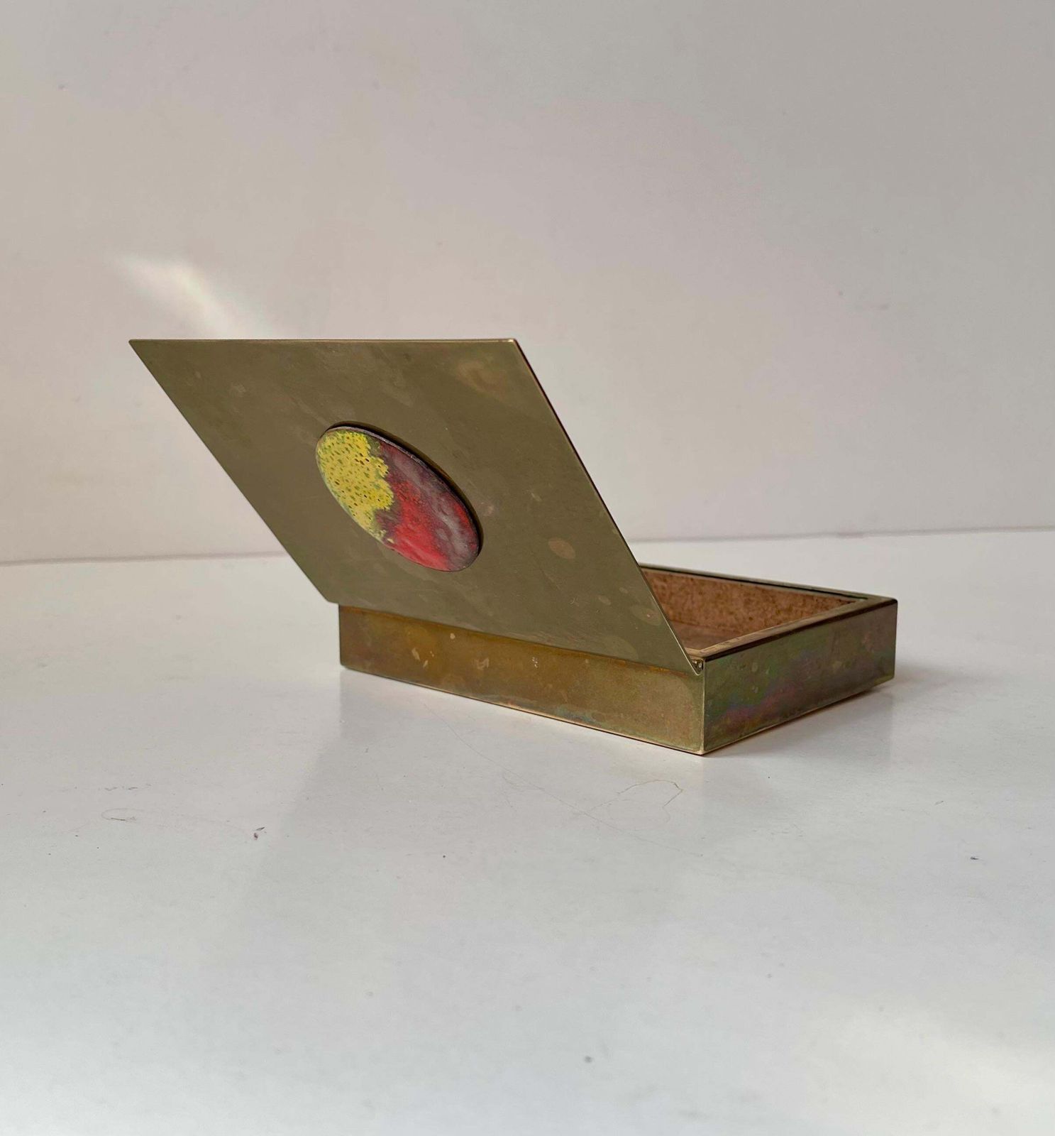 Boîte à cigares scandinave Art déco patiné en laiton et émail, années 1930 photo vinterior