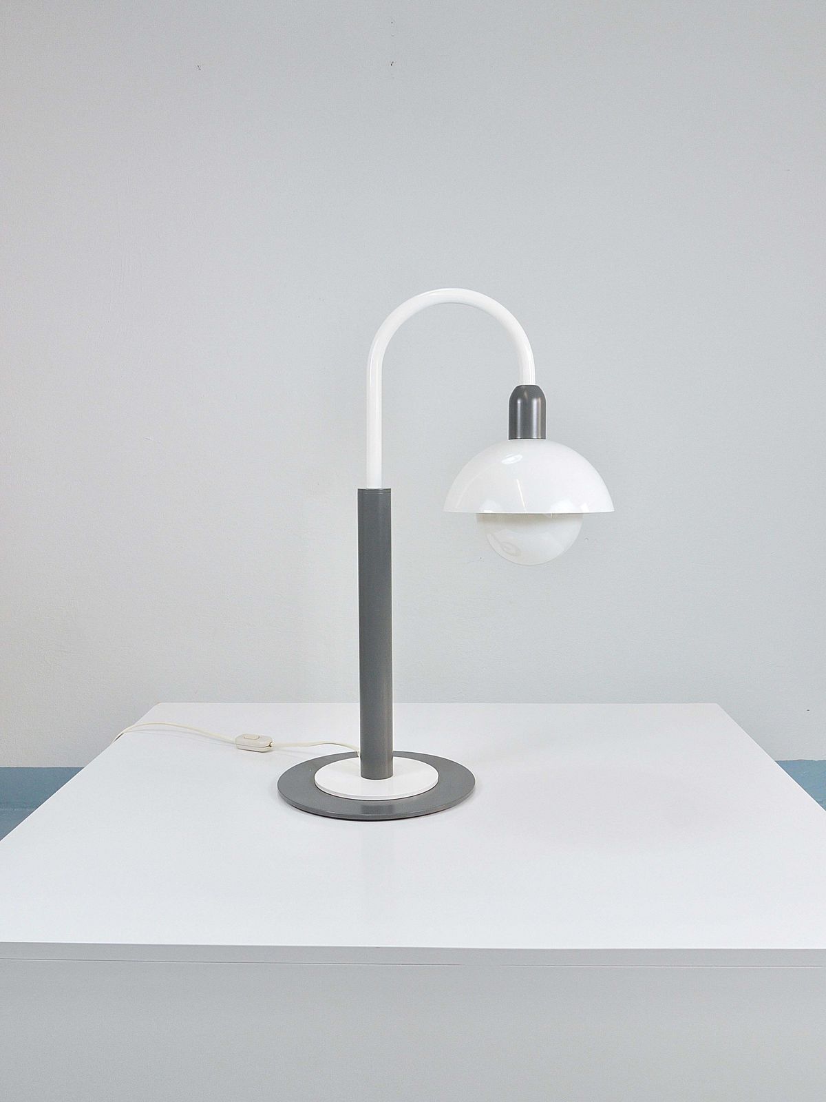 Postmodern Italiaanse tafel- of schemerlamp in Memphis-stijl, jaren 1980 photo vinterior