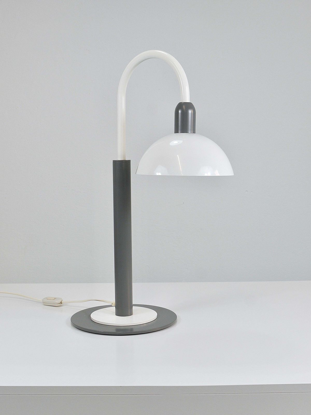 photo for sale Postmodern Italiaanse tafel- of schemerlamp in Memphis-stijl, jaren 1980