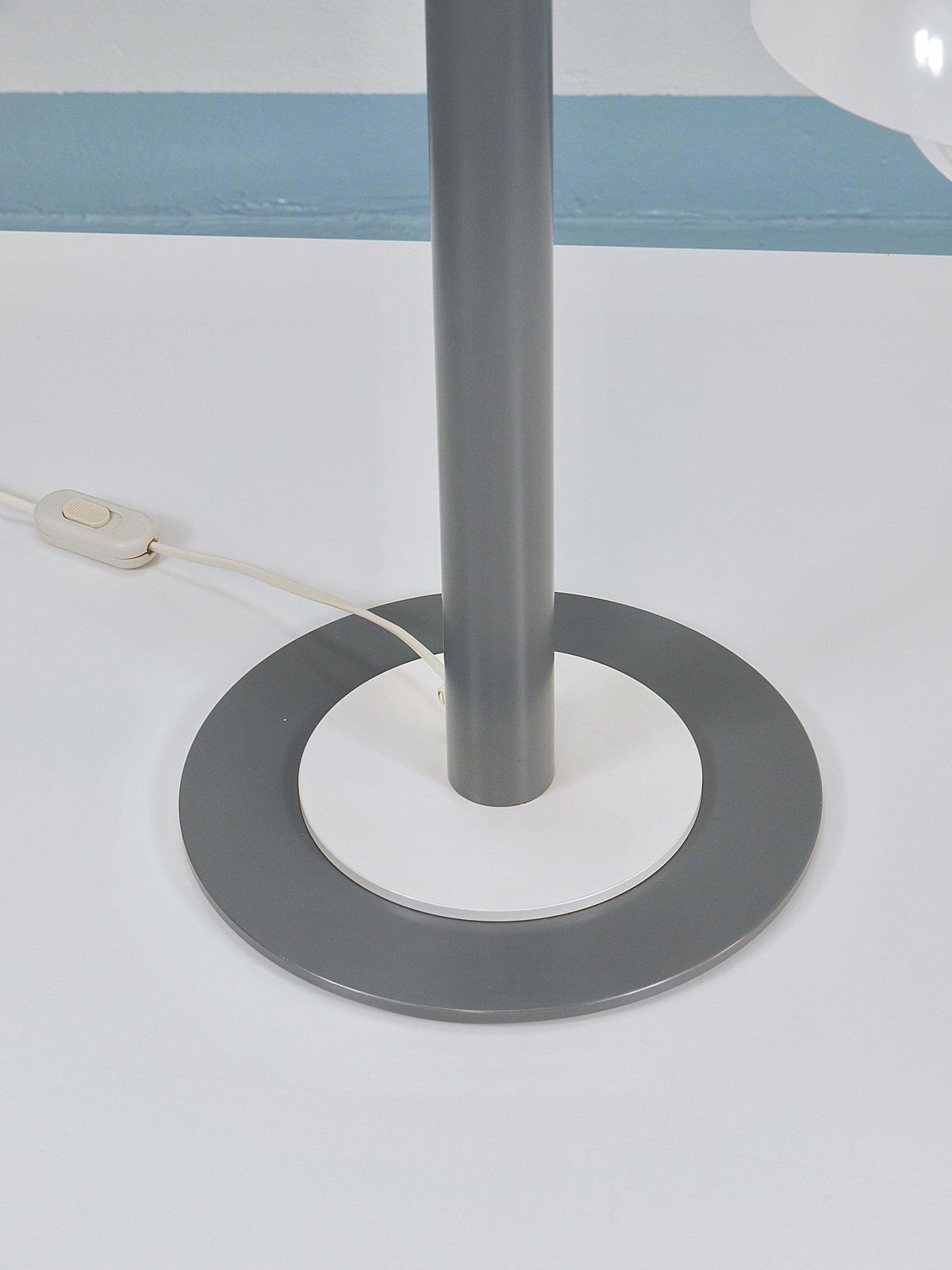 photo vinterior Postmodern Italiaanse tafel- of schemerlamp in Memphis-stijl, jaren 1980