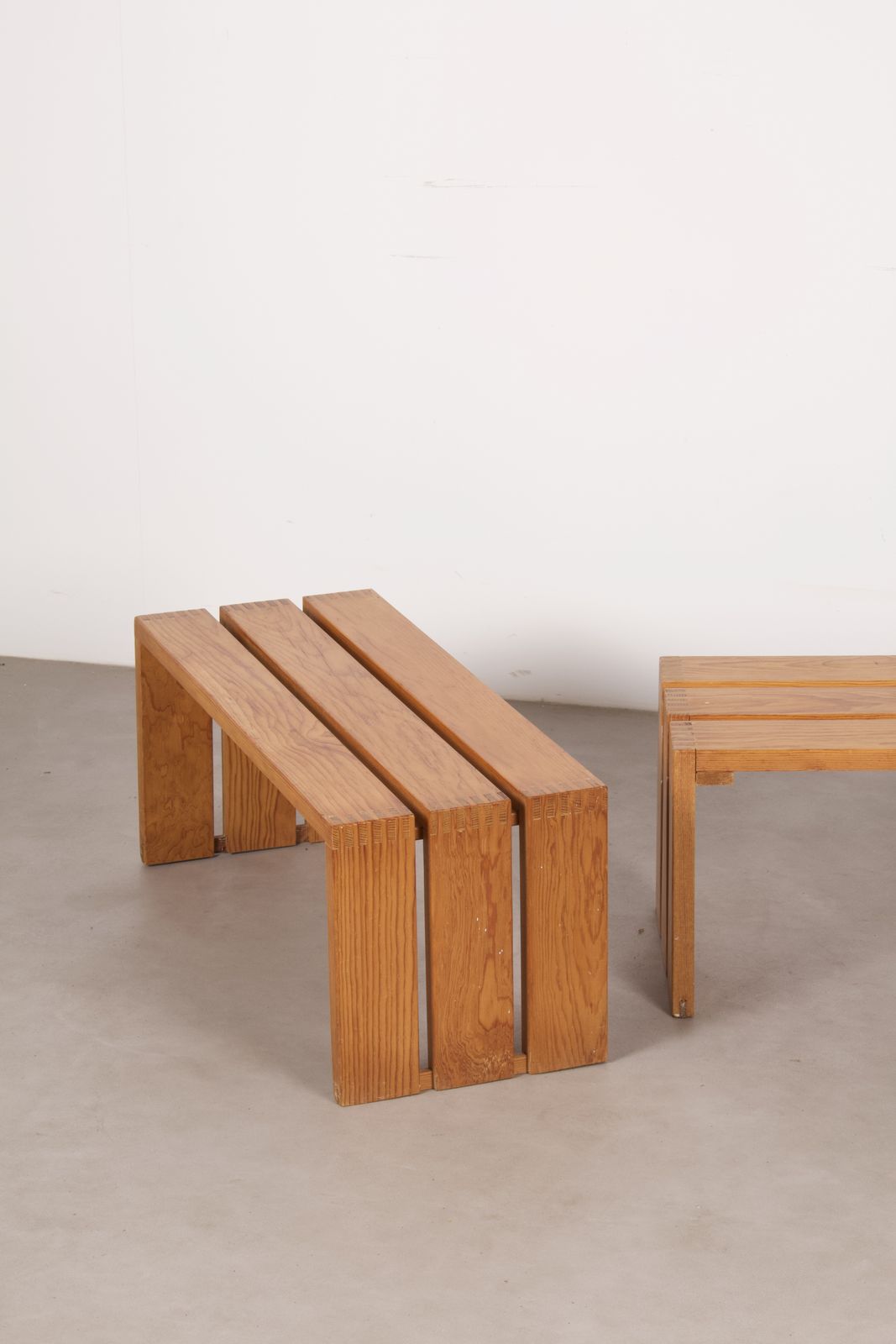 Paar Franse Mid-Century Modern Houten Bankjes van Grenenhout, jaren 1960 photo furniture