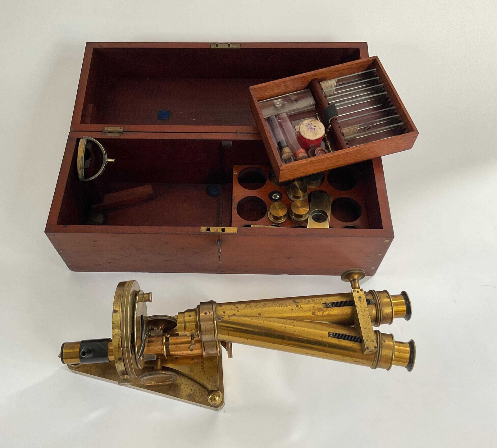 Antiek Victoriaans messing binoculaire microscoop van R J Beck, London & Philadelphia, ca. 1876. photo for sale