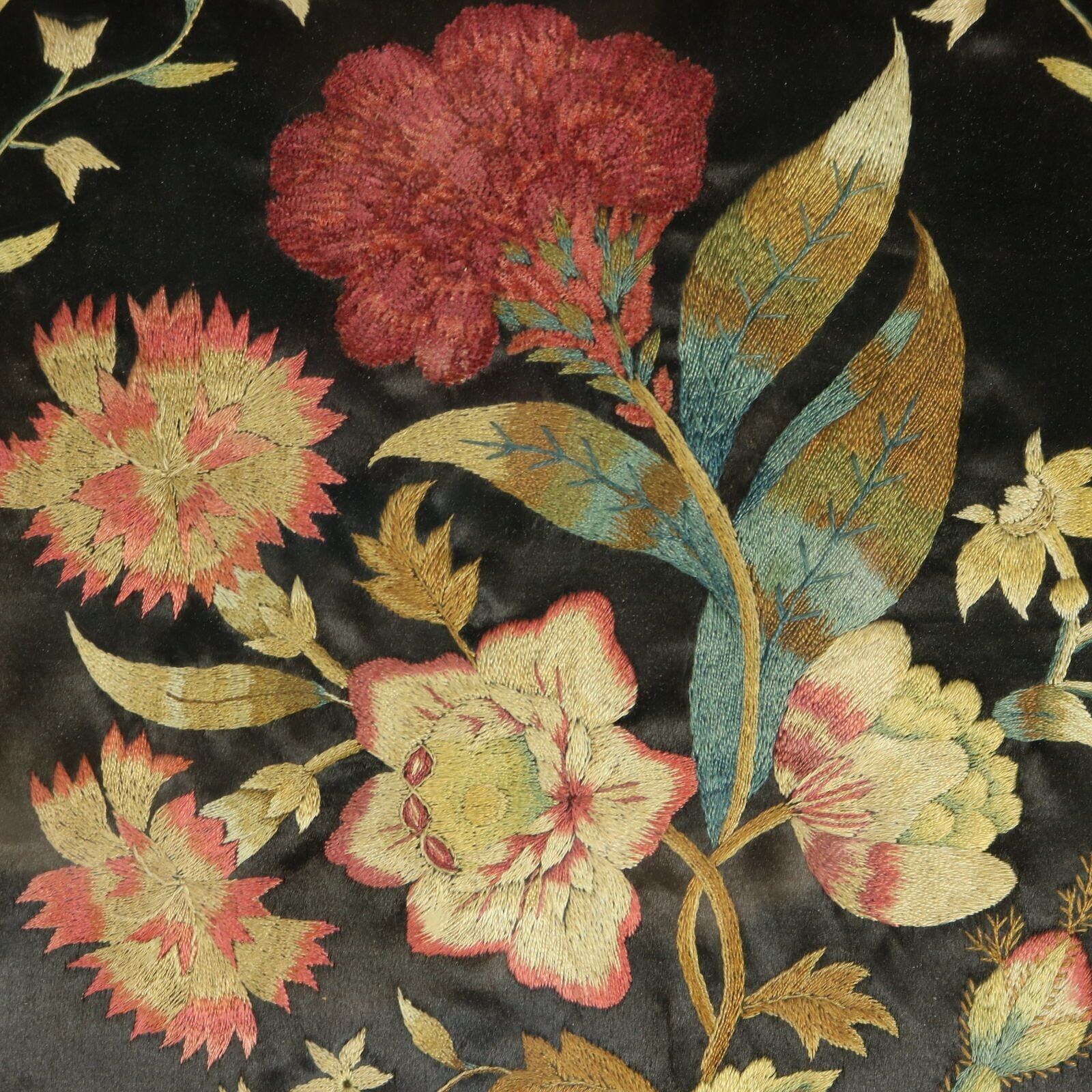 Paar Georgische zijden borduurwerken met bloemen photo for sale