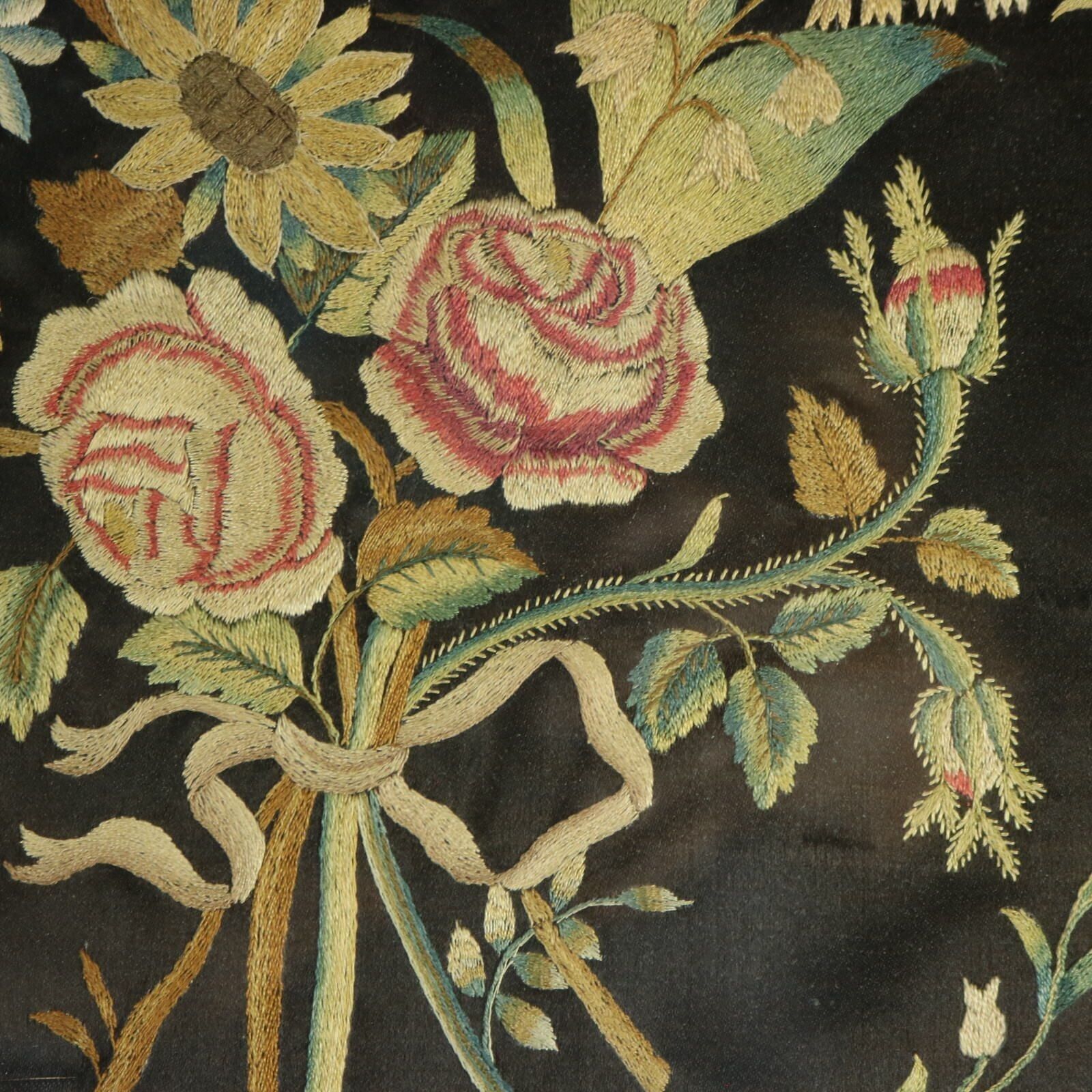 Paar Georgische zijden borduurwerken met bloemen photo vintage