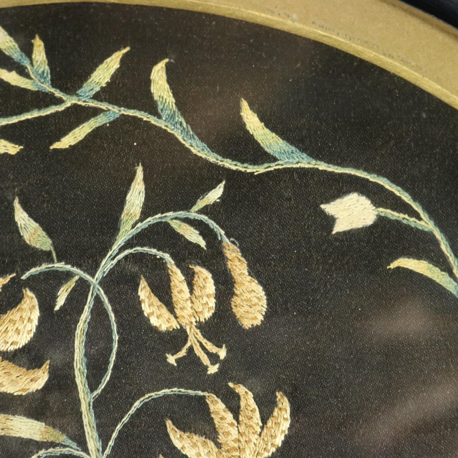 photo furniture Paar Georgische zijden borduurwerken met bloemen