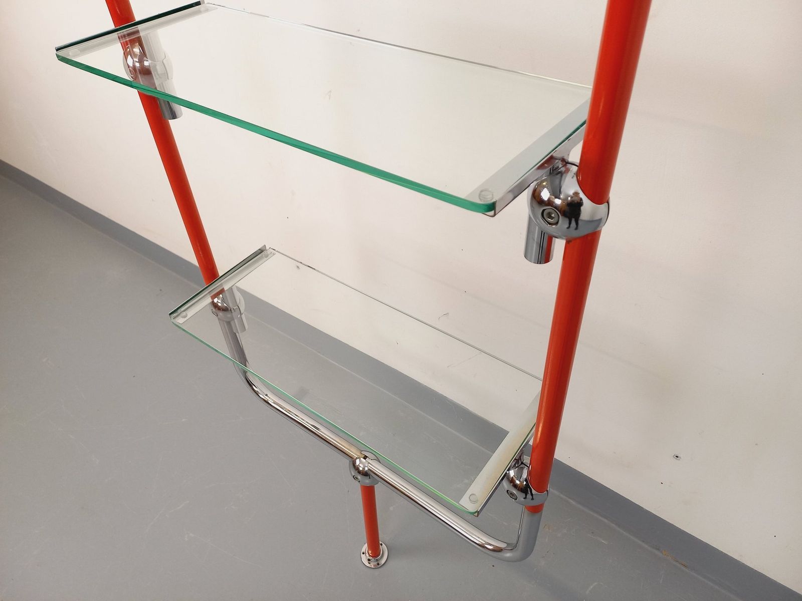 Bauhaus Boekenkast In Rood Metaal, Chroom En Glas photo Meubels