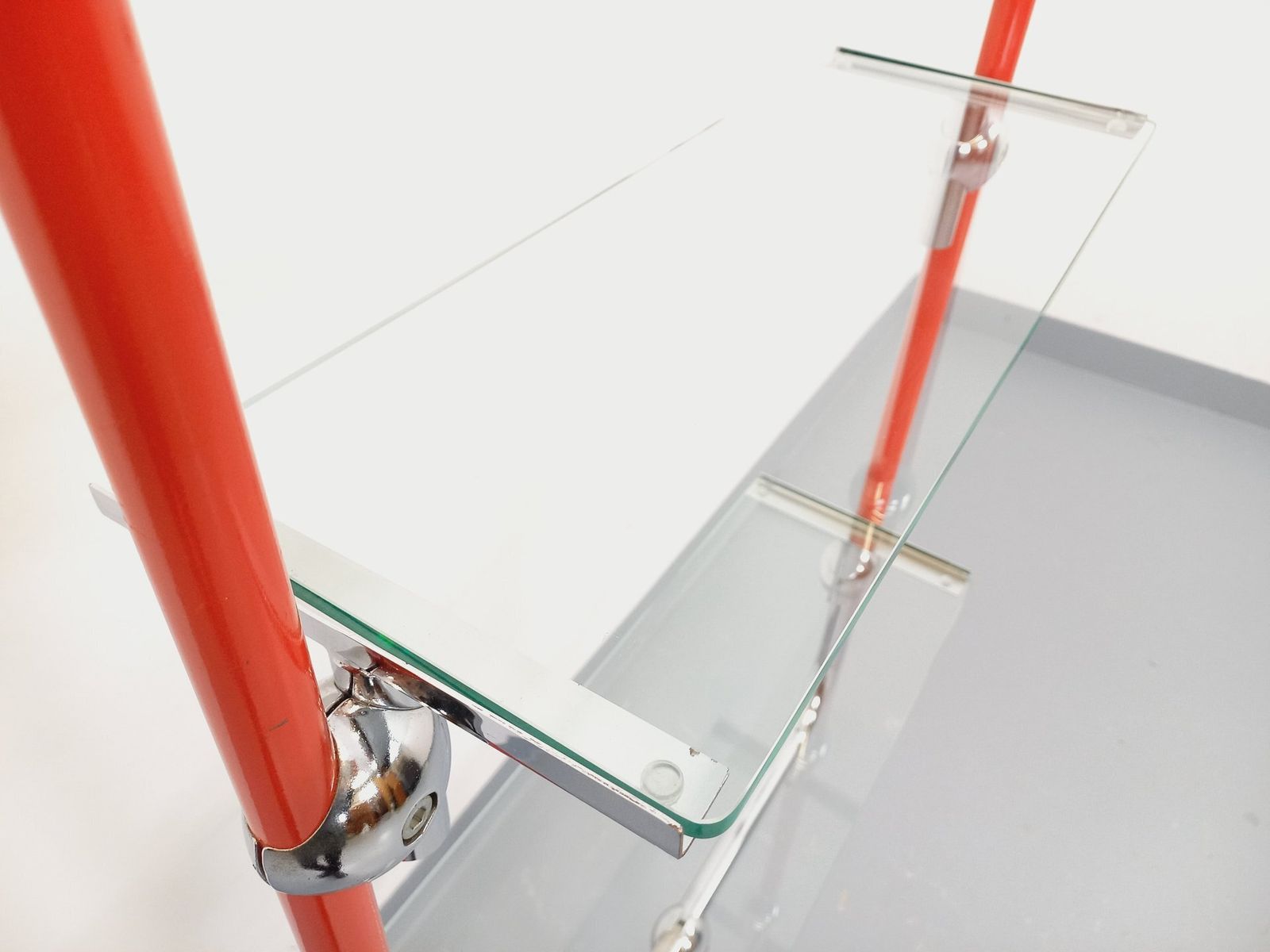 photo vinterior Bauhaus Boekenkast In Rood Metaal, Chroom En Glas