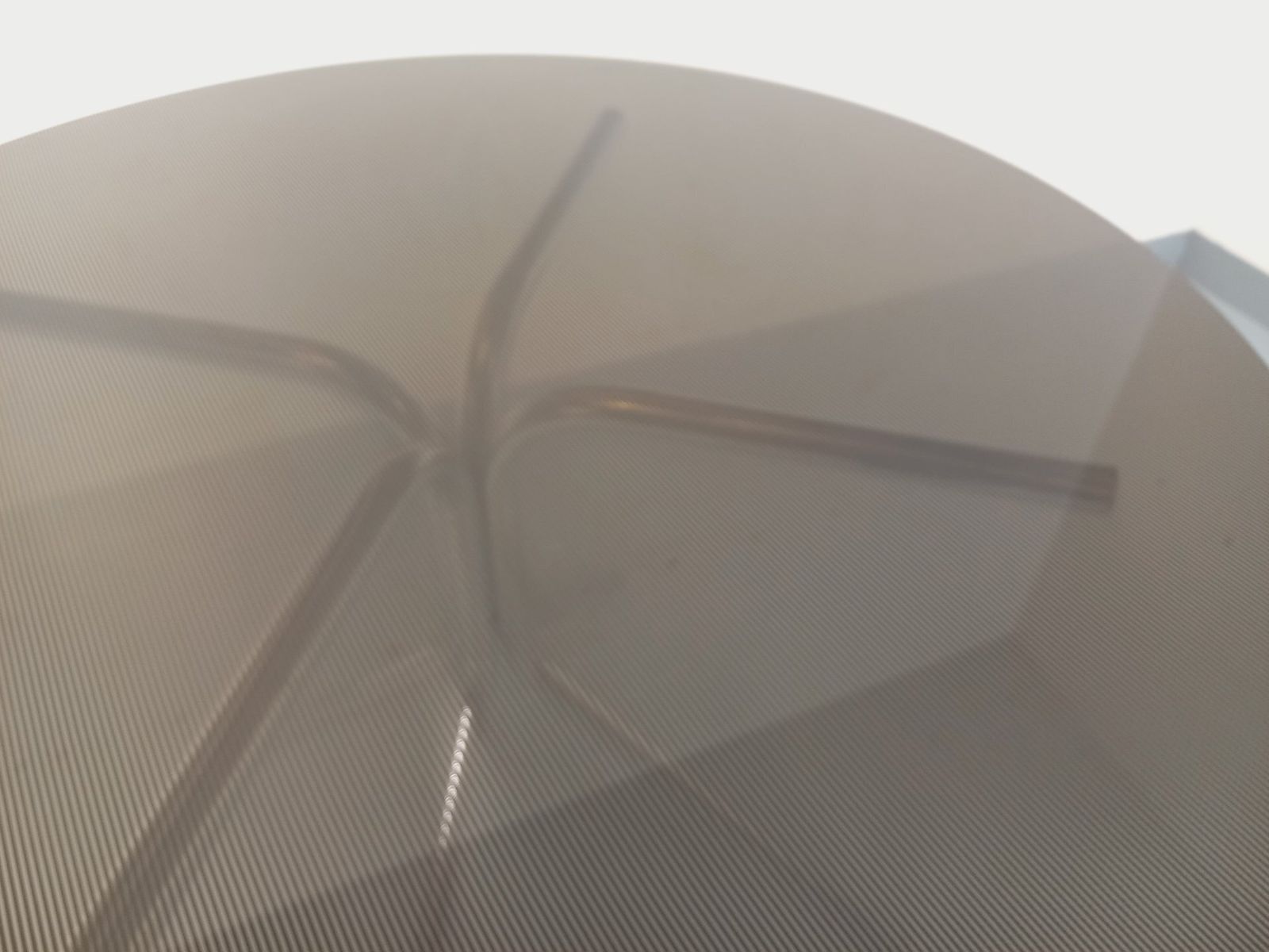 photo vinterior Space Age ronde tafel in verchroomd metaal en plexiglas