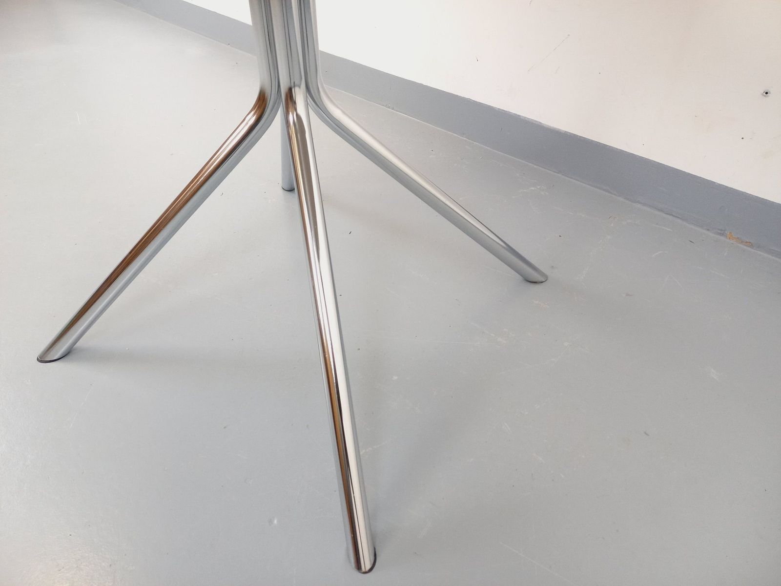photo buy Space Age ronde tafel in verchroomd metaal en plexiglas
